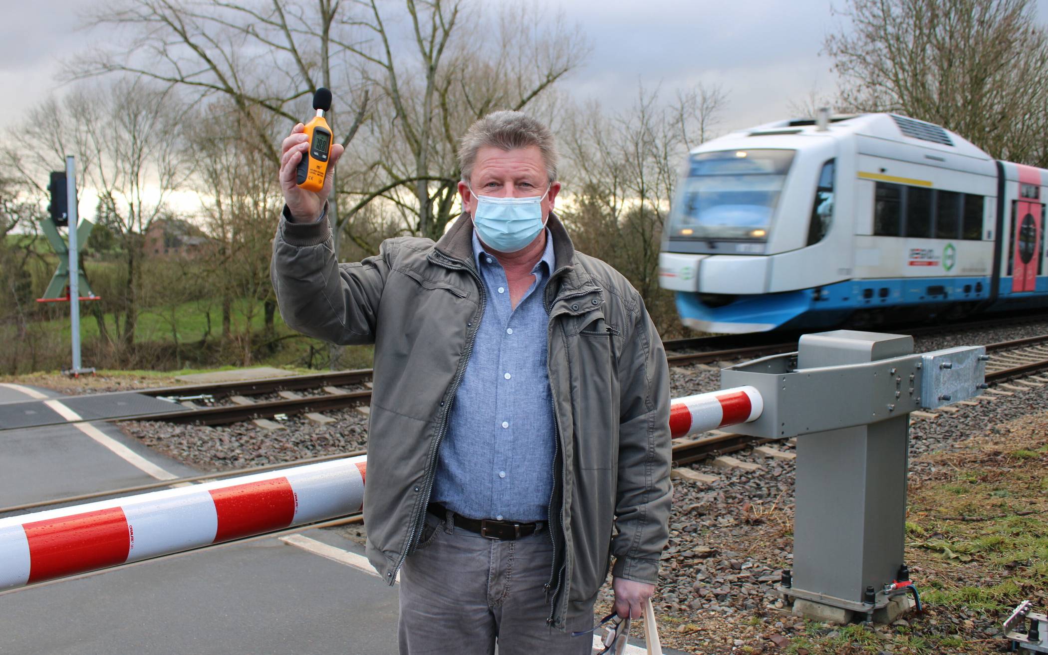  Gemessen und für zu laut befunden: Uwe Althaus mit einem Schallpegelmessgerät am Bahnübergang in der Siedlung Röttgen.   