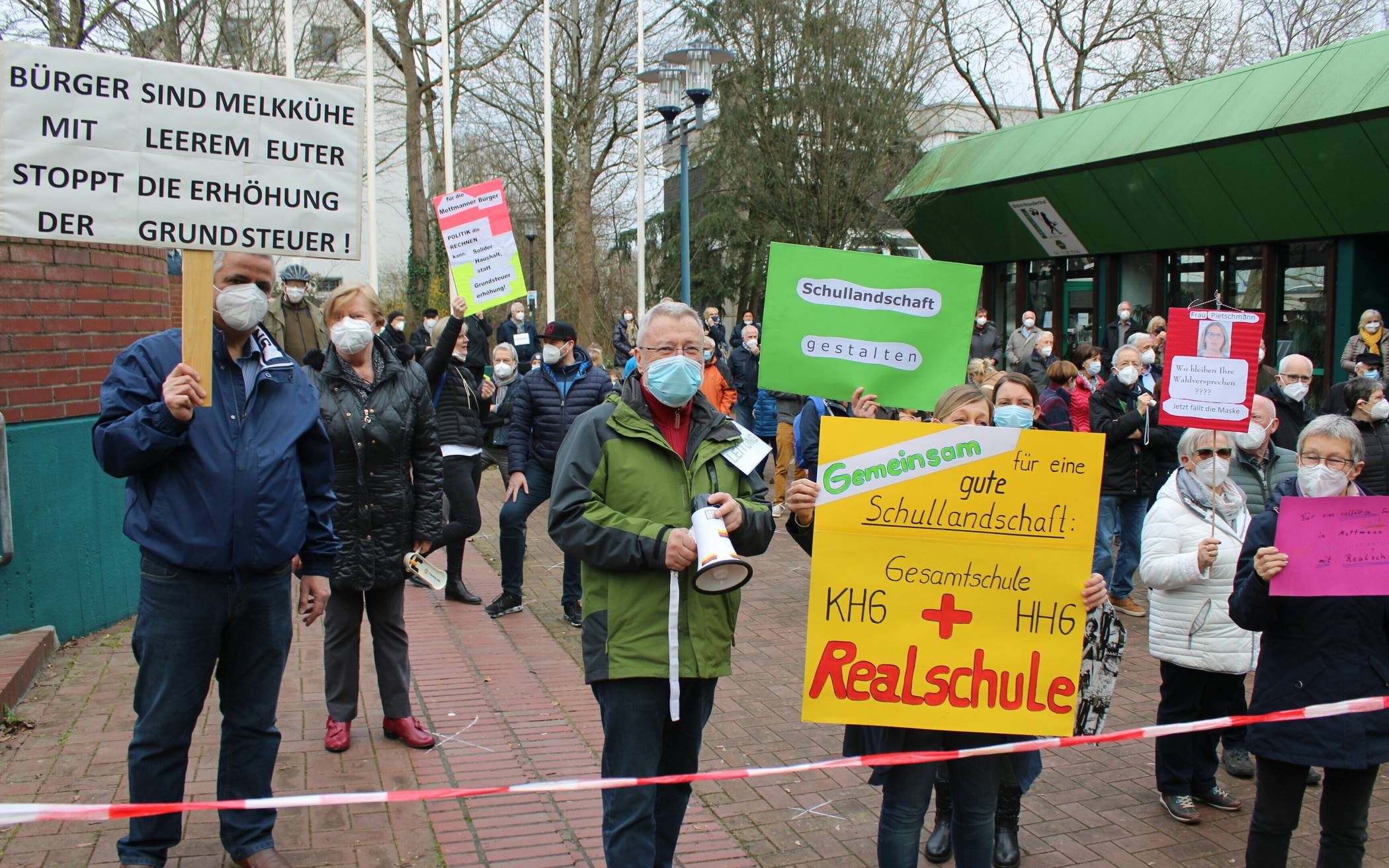  Jürgen Trebing (mit Lautsprecher), Organisator der Protestaktion, war mit dem Ablauf zufrieden. 