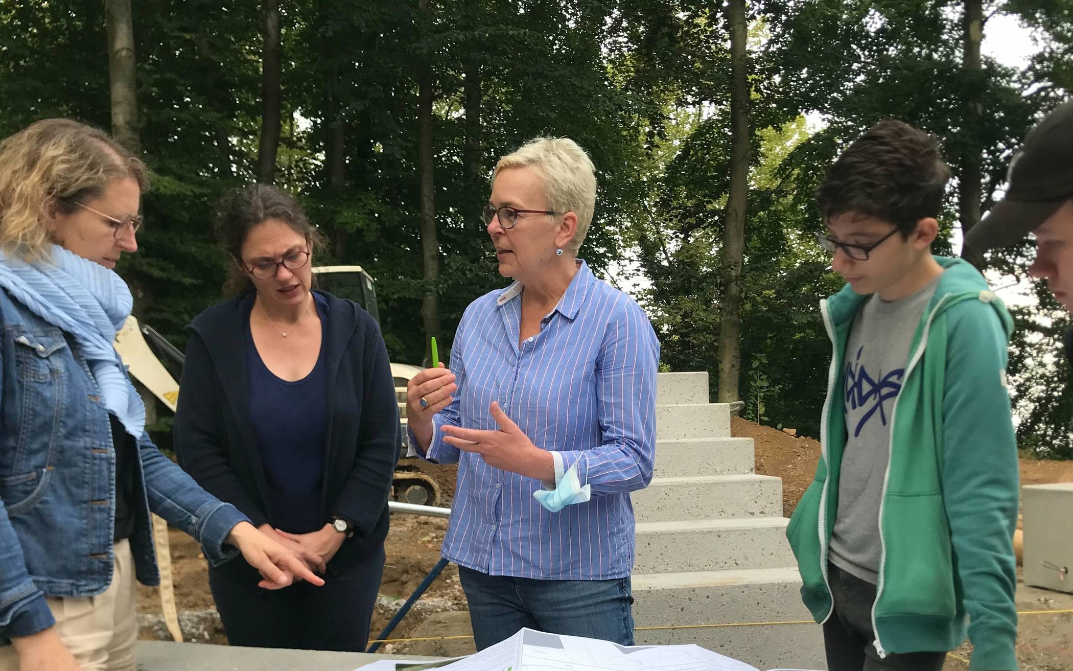  Ellen Breuckmann (3. v. l.) zeigt Bürgermeisterin Sandra Pietschmann, Leslie Haderlein (Jugendförderung), Riccado Hoff und Bastian Brose (beide Mitglied im Jugendrat), einen Plan der Parkour-Anlage. 