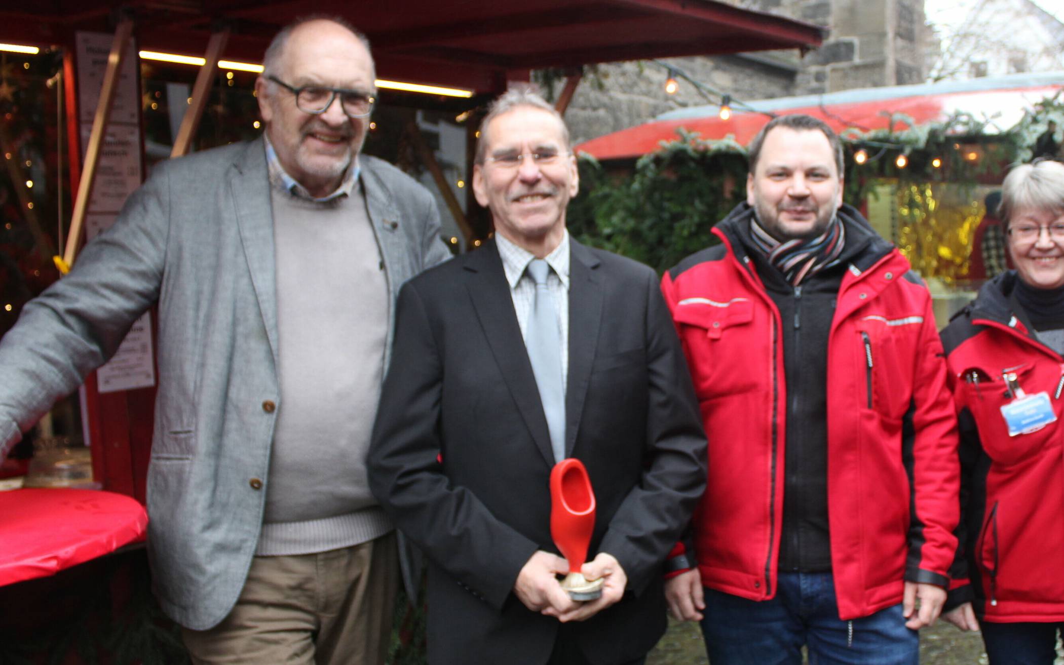  Udo Tremel mit seiner wohlverdienten Ehren-Blotsche, eingerahmt von Peter Ratajczak (links), der die Laudatio hielt, Florian Peters und Bettina Barth vom Orga-Team des Blotschenmarktes. 