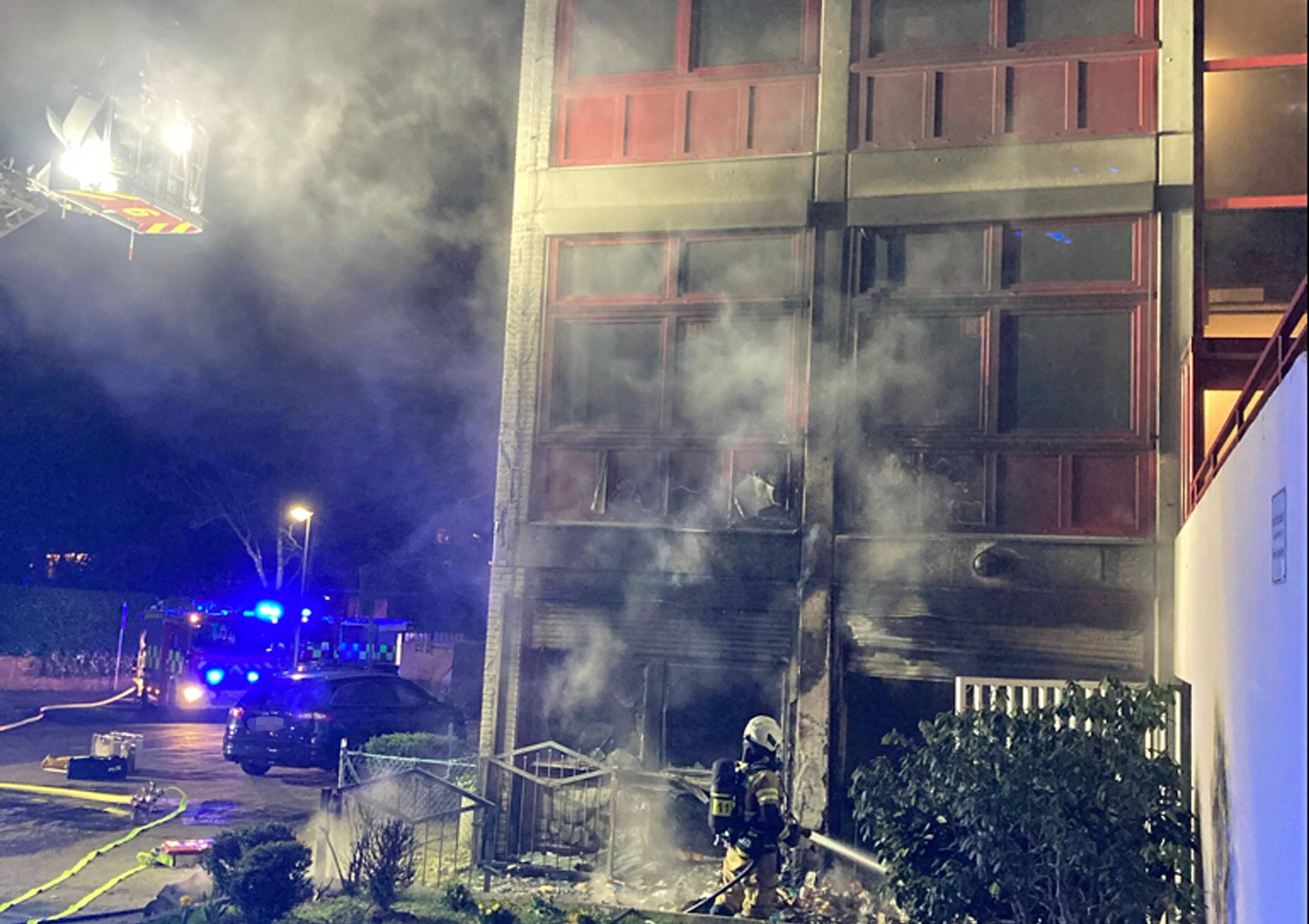 Fassade der Gesamtschule durch Feuer schwer beschädigt