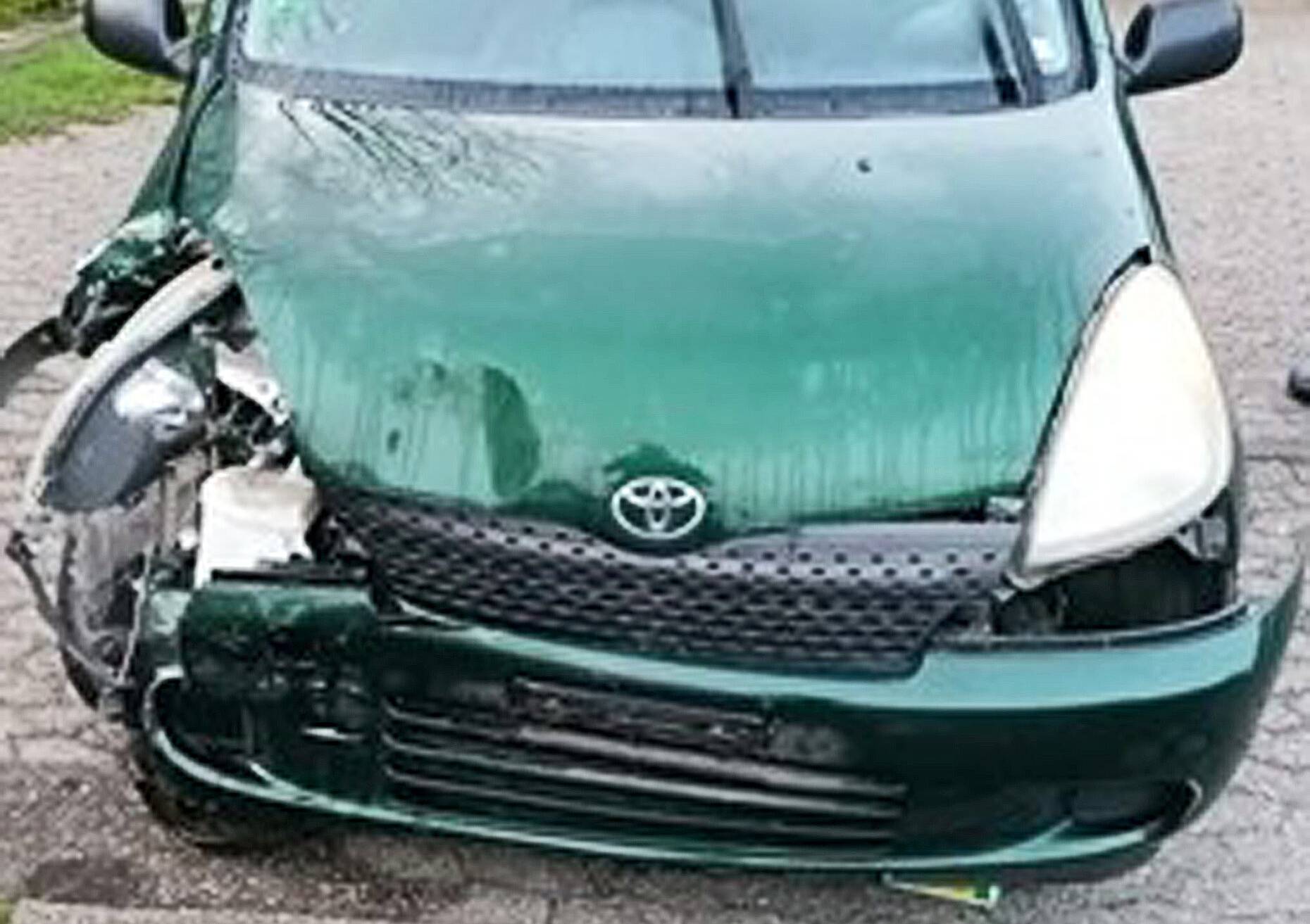  Der stark beschädigte und teilweise vereiste Toyota nach zwei Unfällen. 
  