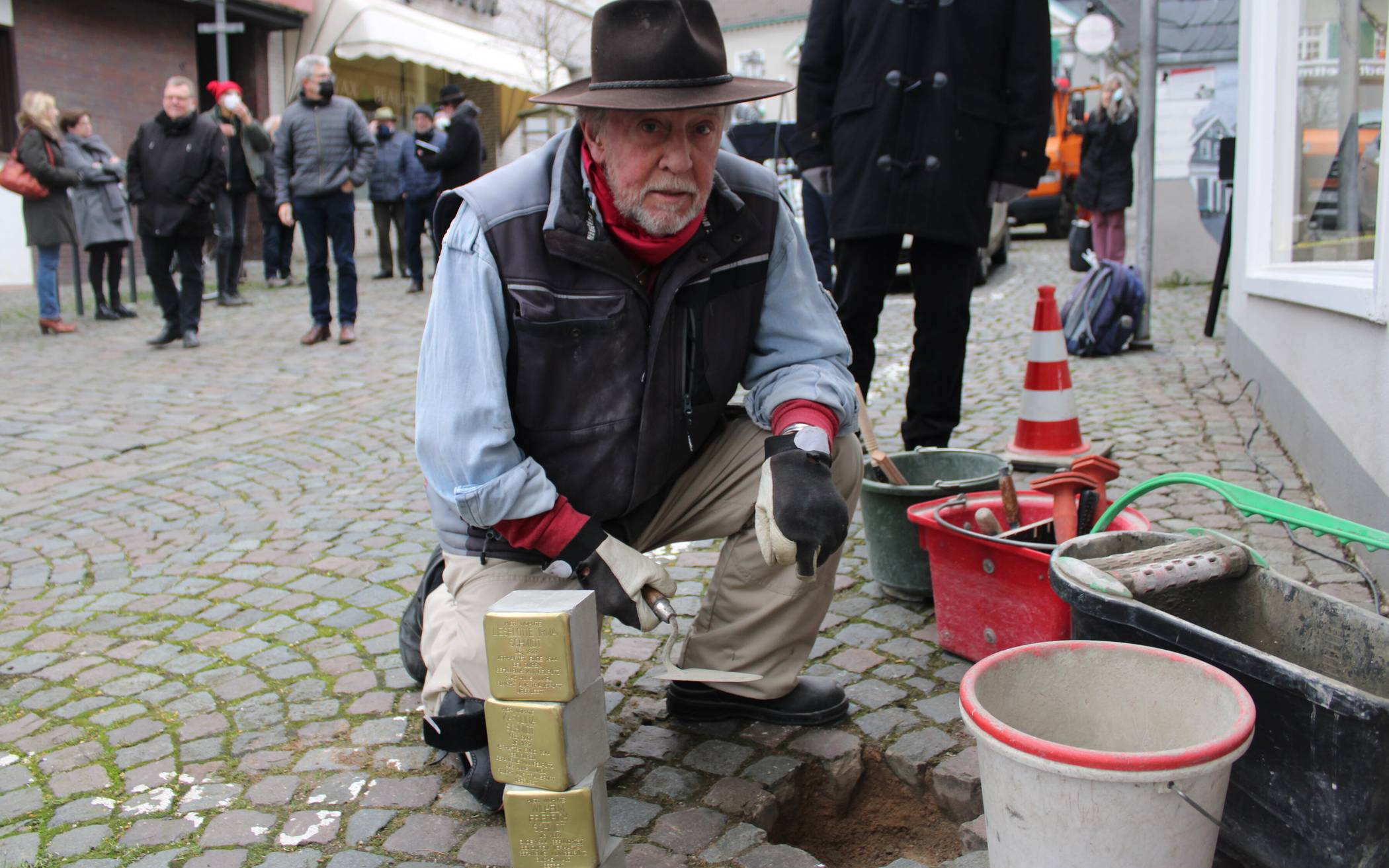  Gunter Demnig bei der Verlegung von Stolpersteinen in Oberstraße im Januar dieses Jahres. 