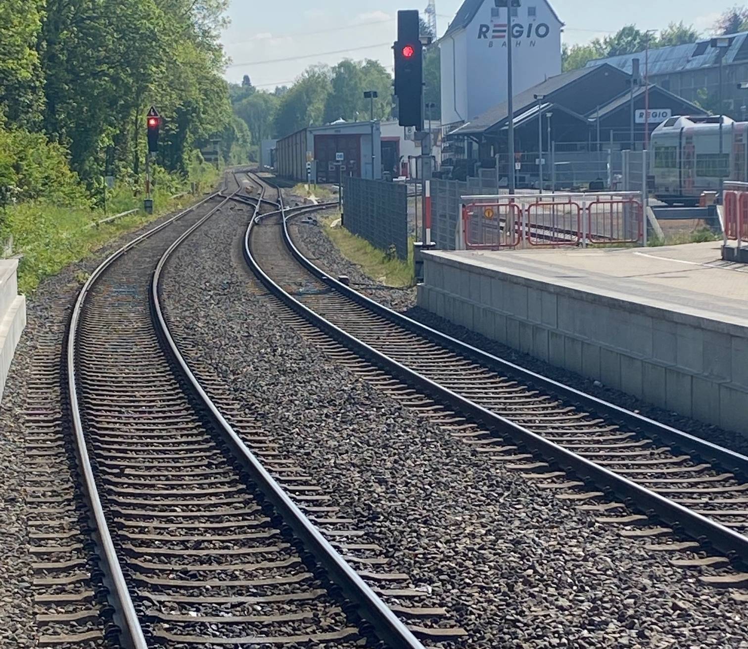 Zugverkehr zeitweise eingestellt: Ausgetretene Betriebsmittel auf Bahngelände