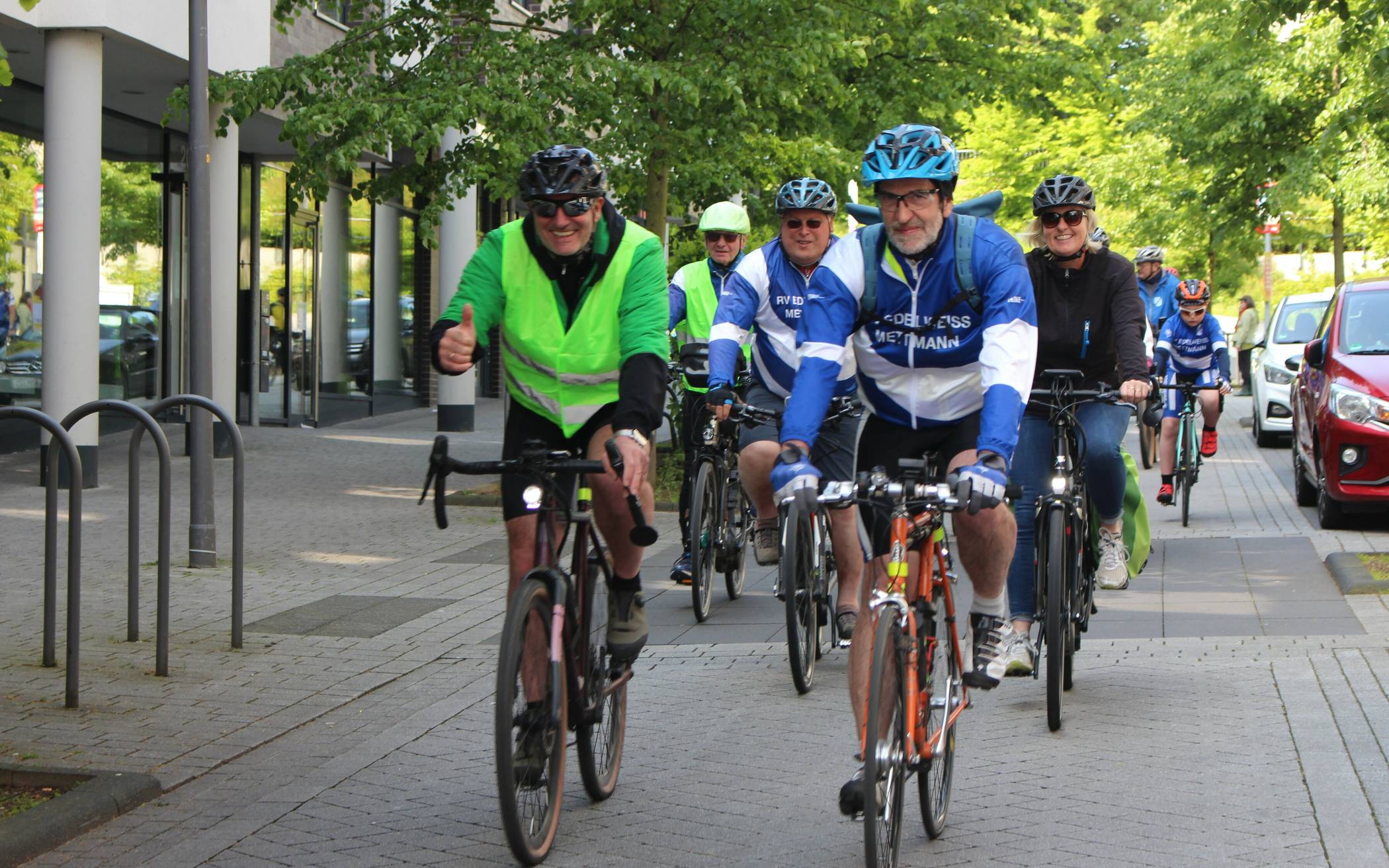  Rund 80 Radlerinnen und Radler nahmen an den drei Auftakttouren zum Stadtradeln teil.  
  