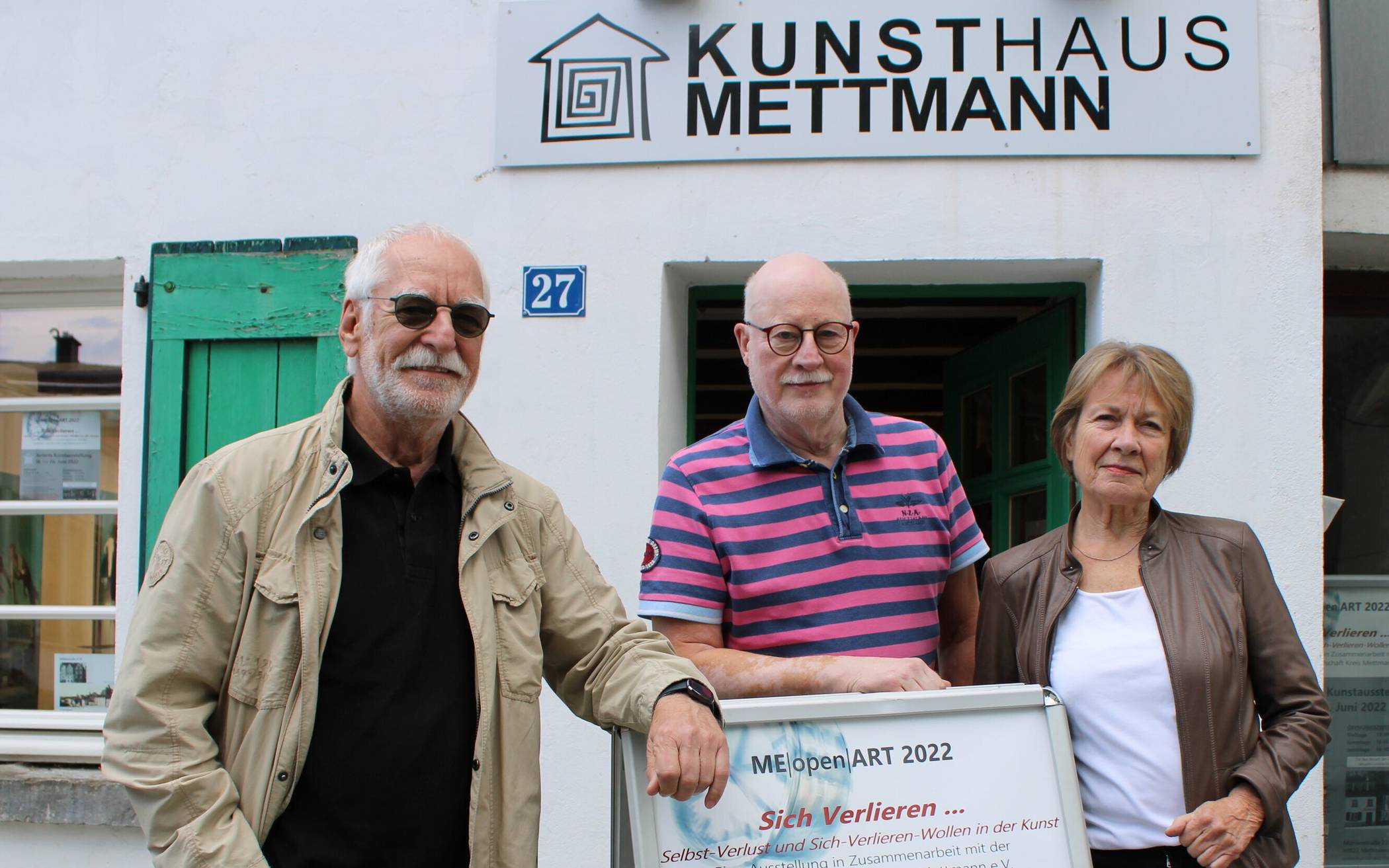  „Es ist ein schwieriges Thema“: Kurator Lothar Weuthen (links) mit dem Vorstand des Kunsthauses Monika Kißling und Henrik Wischnewski. 