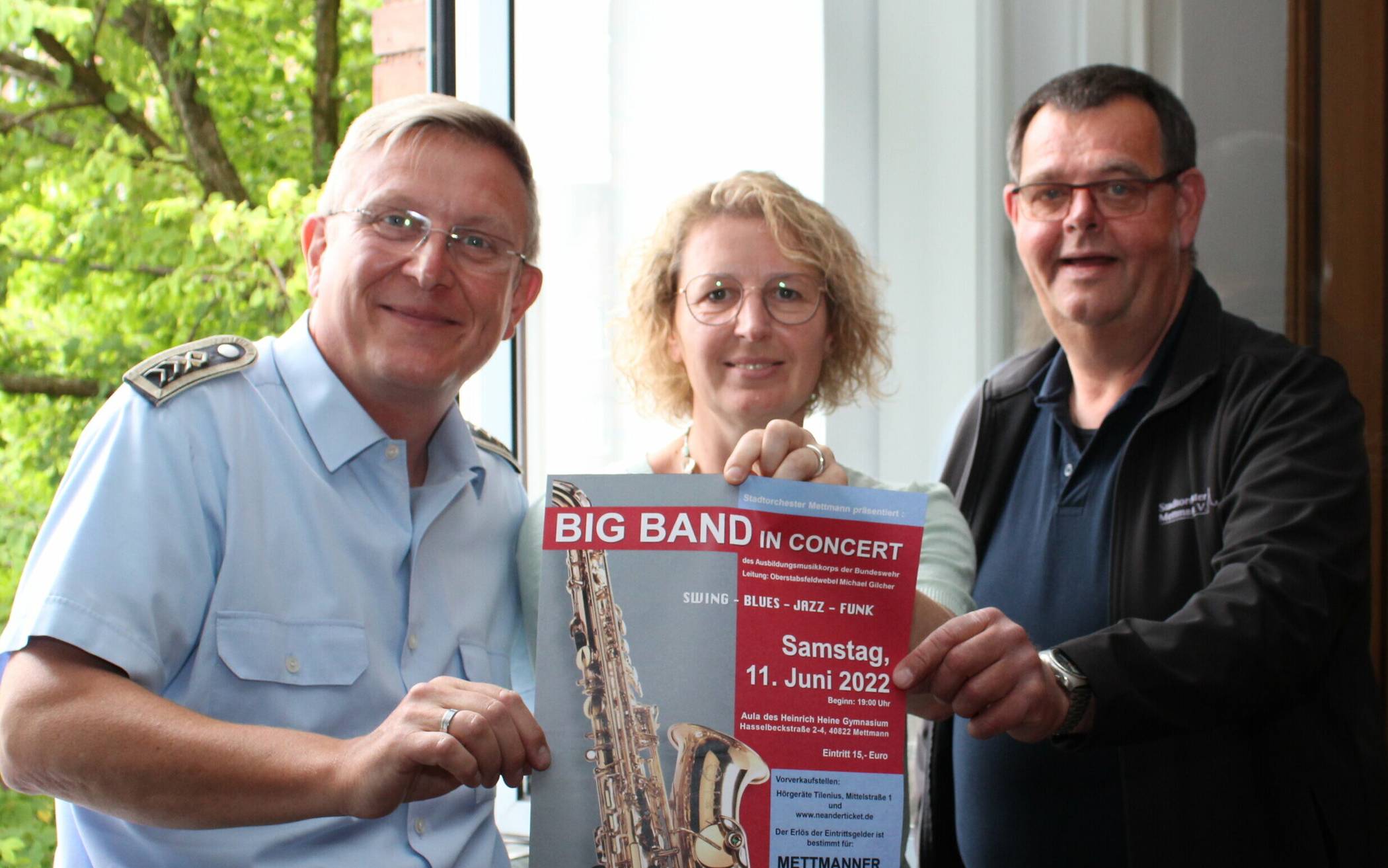  Band-Leader und Oberstabsfeldwebel Michael Gilcher, Bürgermeisterin Sandra Pietschmann und Andreas Kranz, Vorsitzender des Stadtorchesters. 