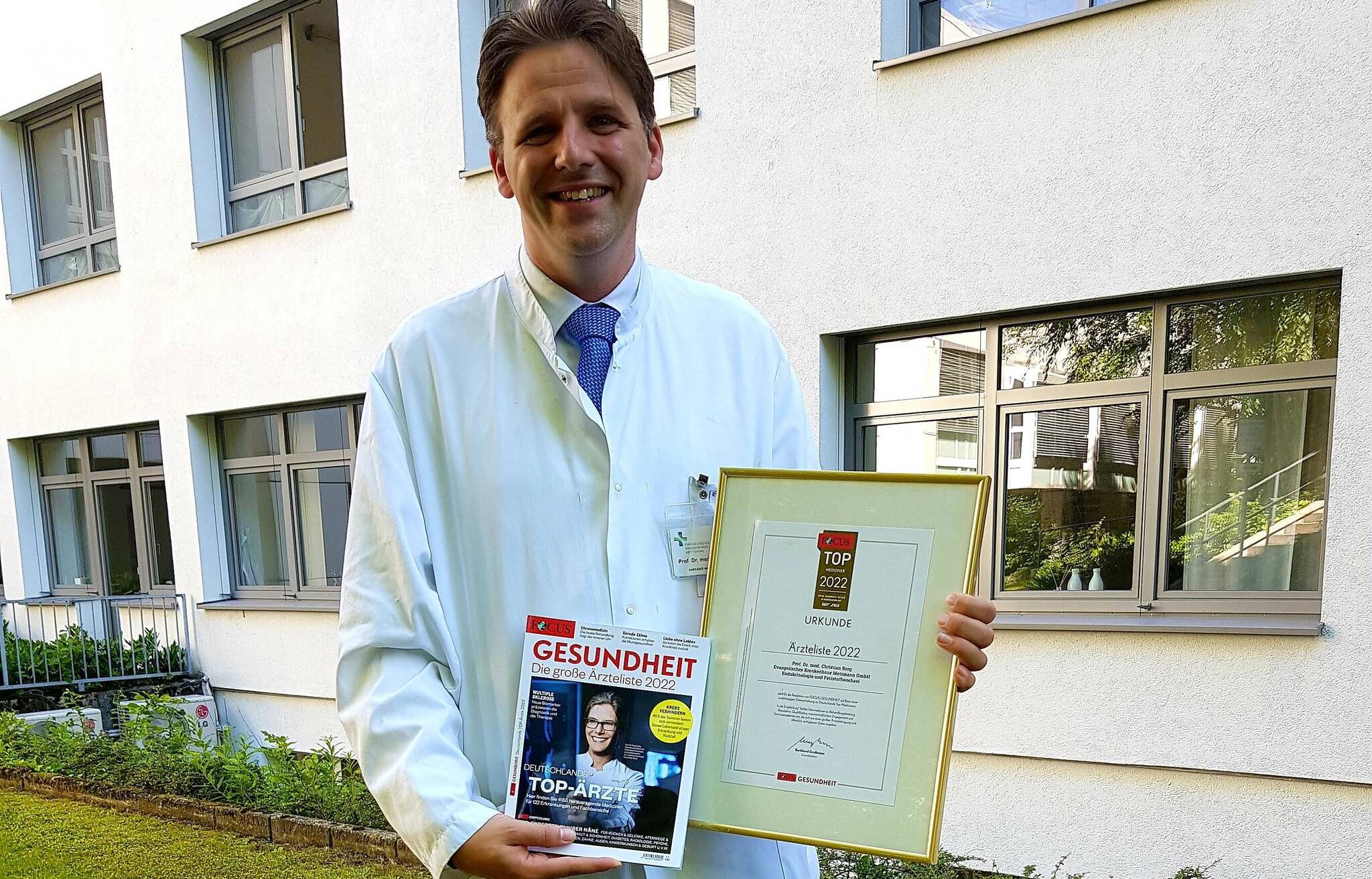 Chefarzt Prof. Dr. med. Christian Berg mit Siegel. 