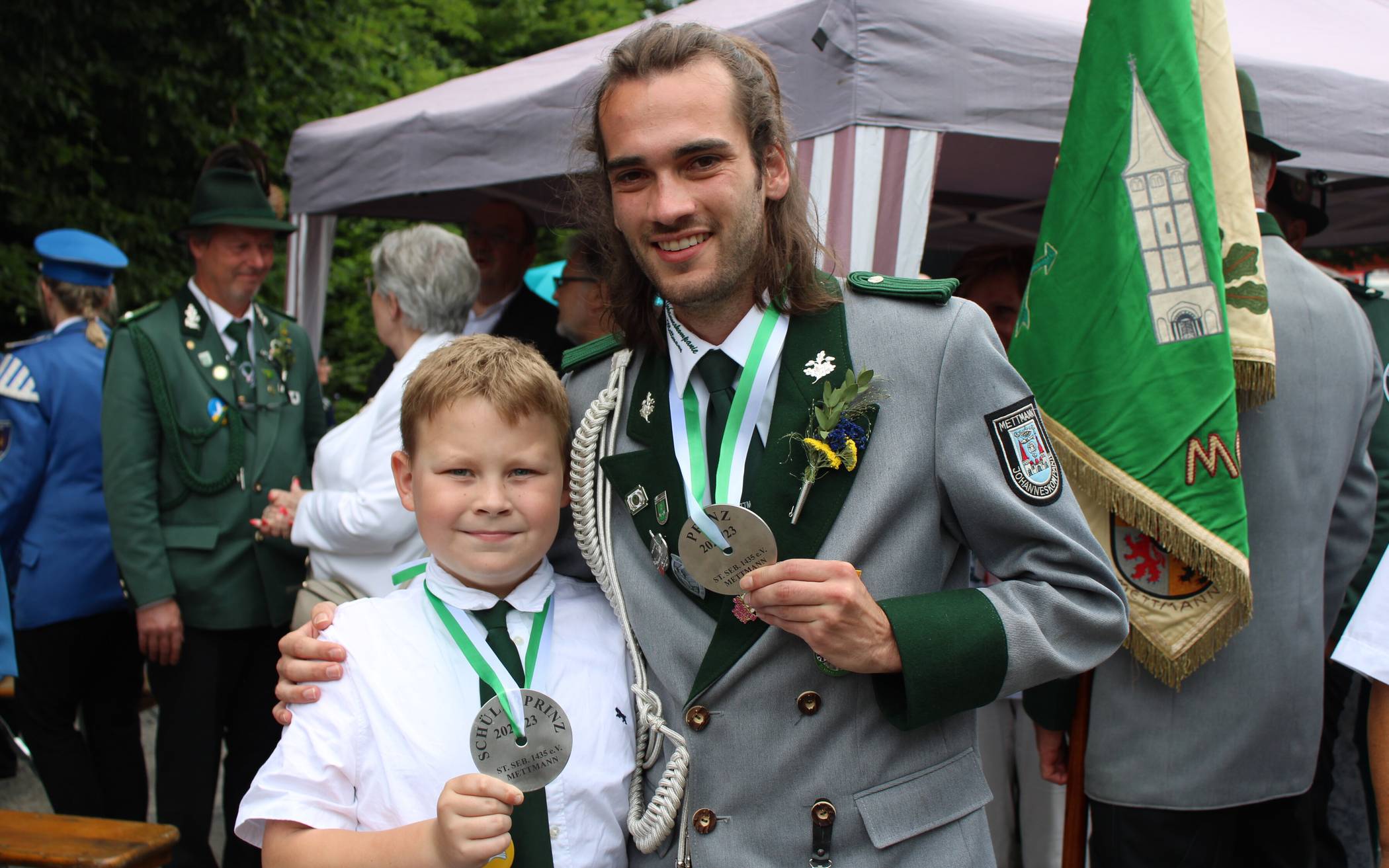  Treffsicher: Schülerprinz Ole Winkelhane (links) und Jungschützenprinz Fabian Stein zeigen kurz nach ihrem Erfolg ihre Schützenplatten.   