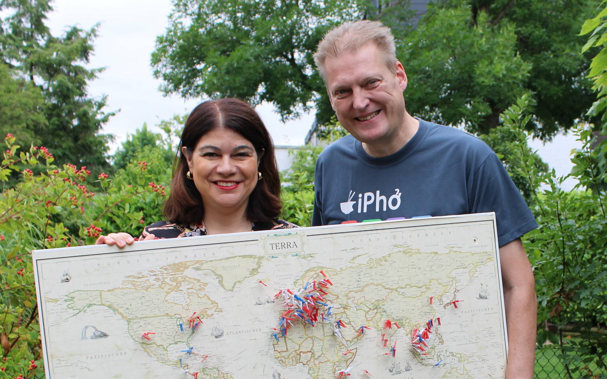  Dr. Denise Deck und ihre Mann Carsten-Dirk haben schon viel von der Welt gesehen. Auf einer Karte haben sie die Orte mit Fähnchen markiert. 
