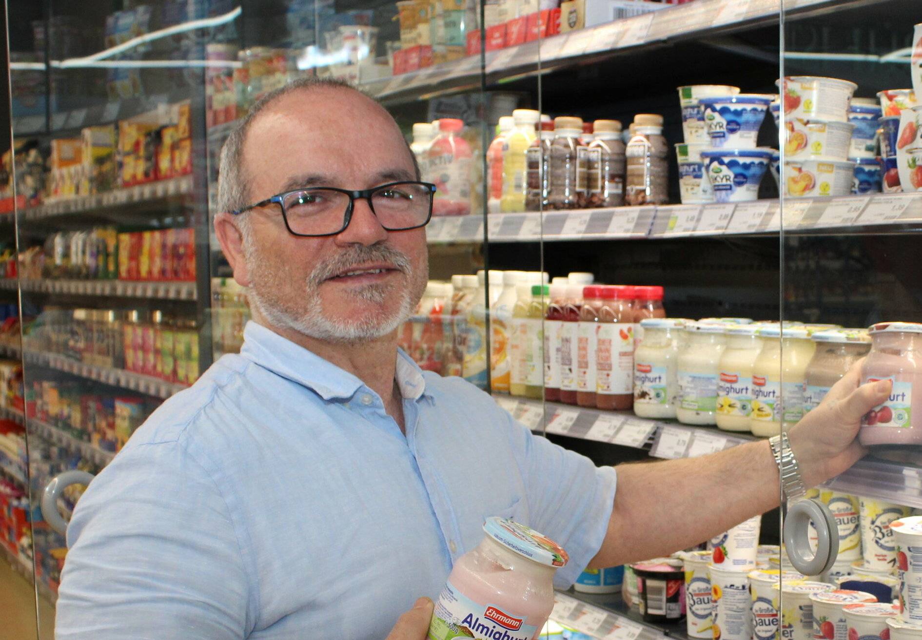  Rosario Rizzo vor dem Kühlregal seines Supermarktes. Zu der Zeit, als das Foto entstand, war er noch guter Dinge und gewillt um seinen Traum zu kämpfen. Doch nach den jüngsten Entwicklungen bei den Energiepreisen sieht er sich zur Aufgabe gezwungen. 
