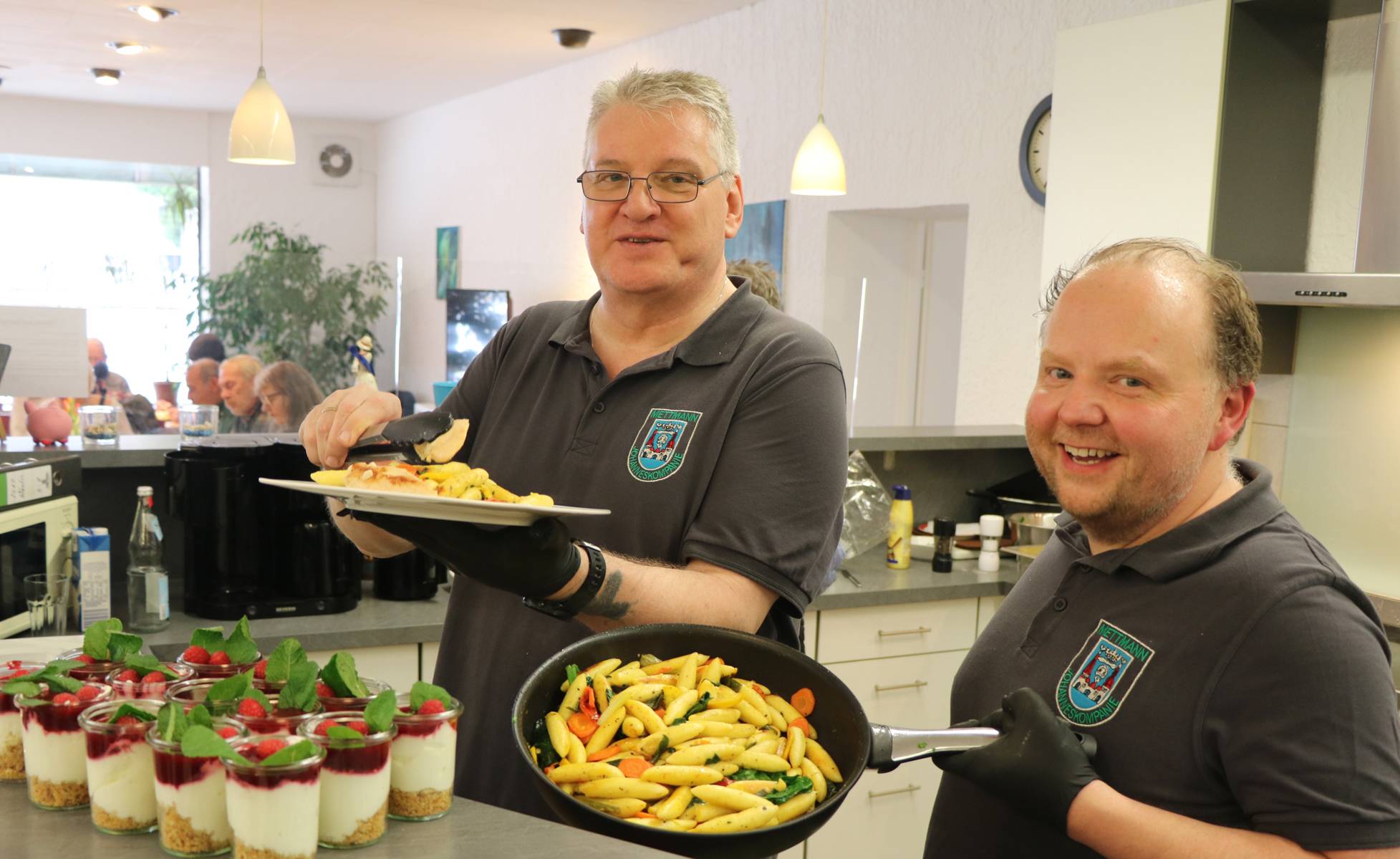  Das sieht nicht nur lecker aus: Klaus Stickley und Stefan Räker kochten eine schmackhafte Mahlzeit.   