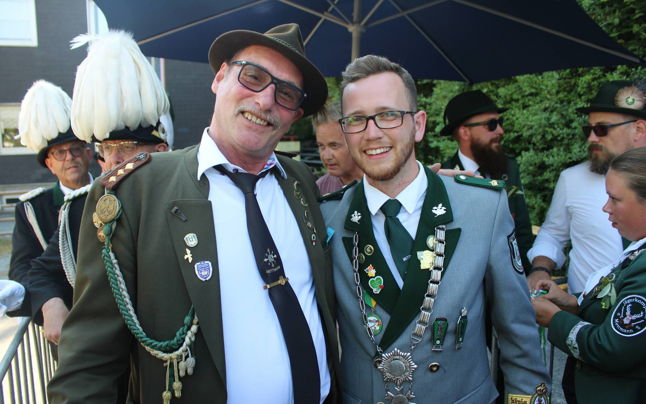 Der neue Schützenkönig Ralf Barda (links) mit seinem Vorgänger Frederic Stein. 