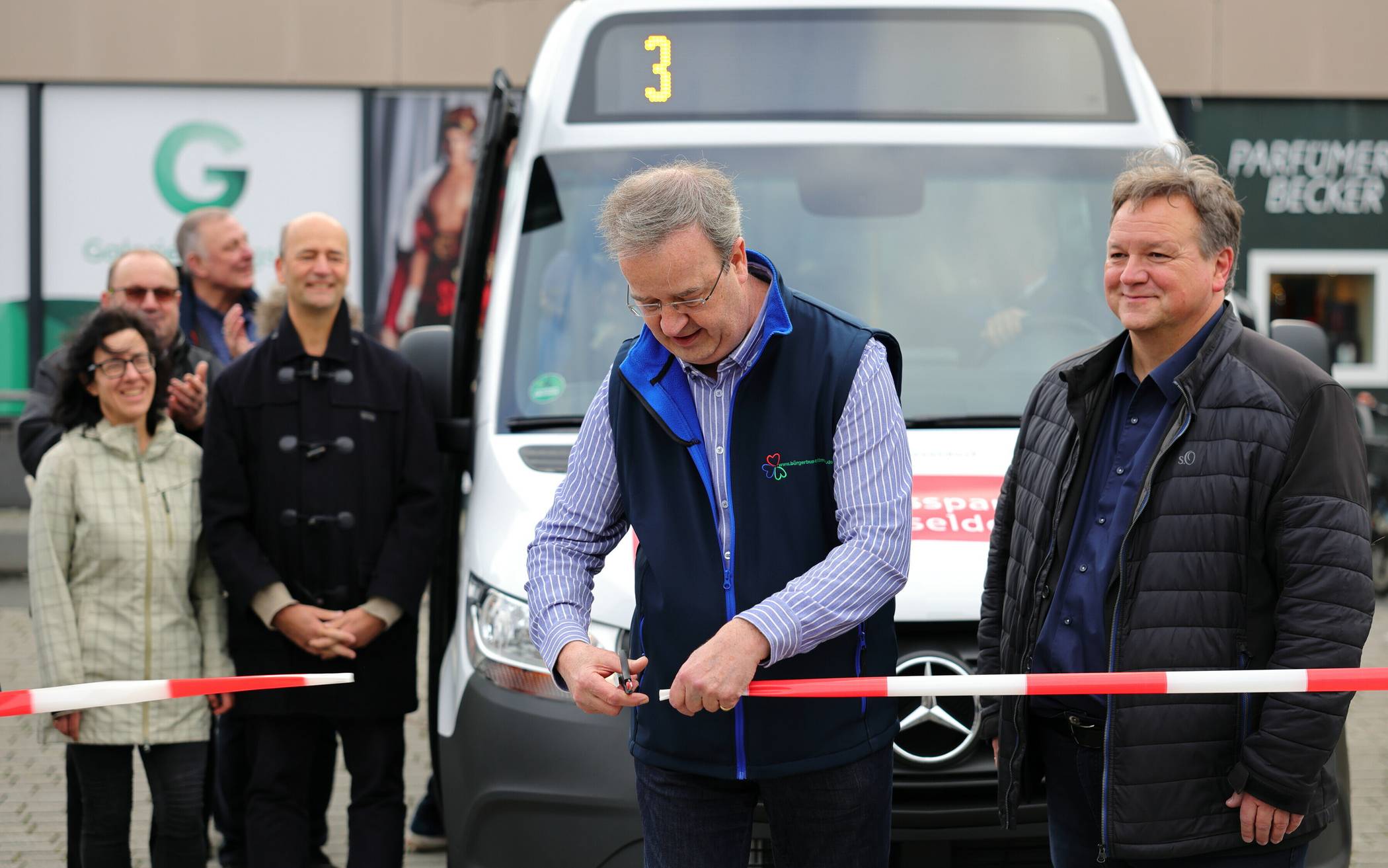 Mitglieder des Bürgerbusvereins Mettmann bei der Einweihung des Fahrzeugs.