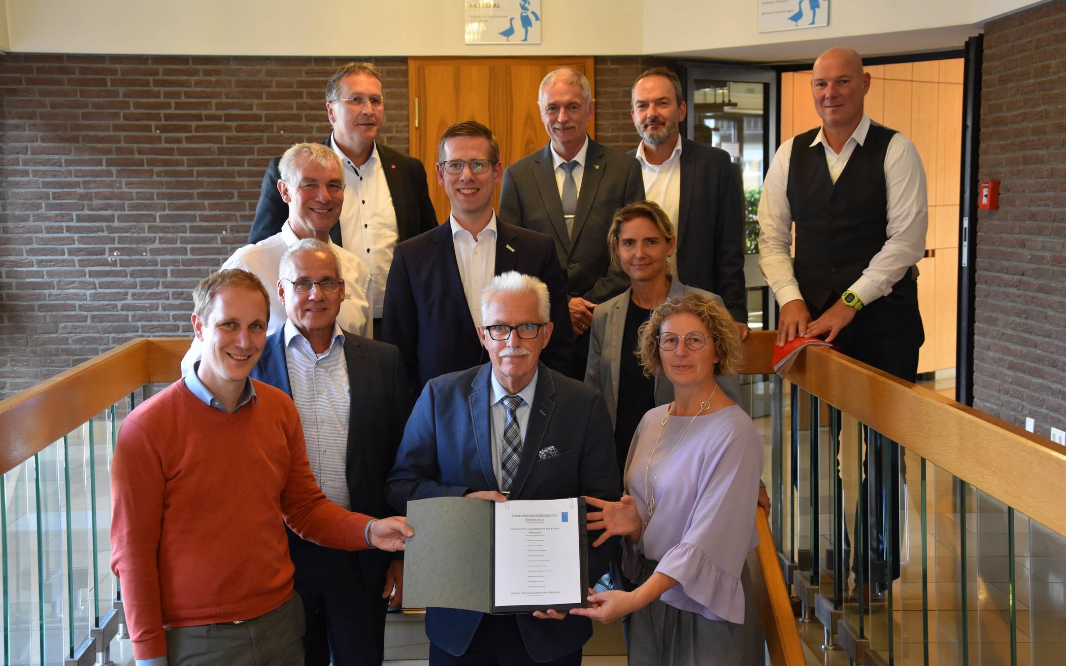  Die Bürgermeisterin und die Bürgermeister der Städte des Kreises Mettmann gemeinsam mit Landrat Thomas Hendele. 