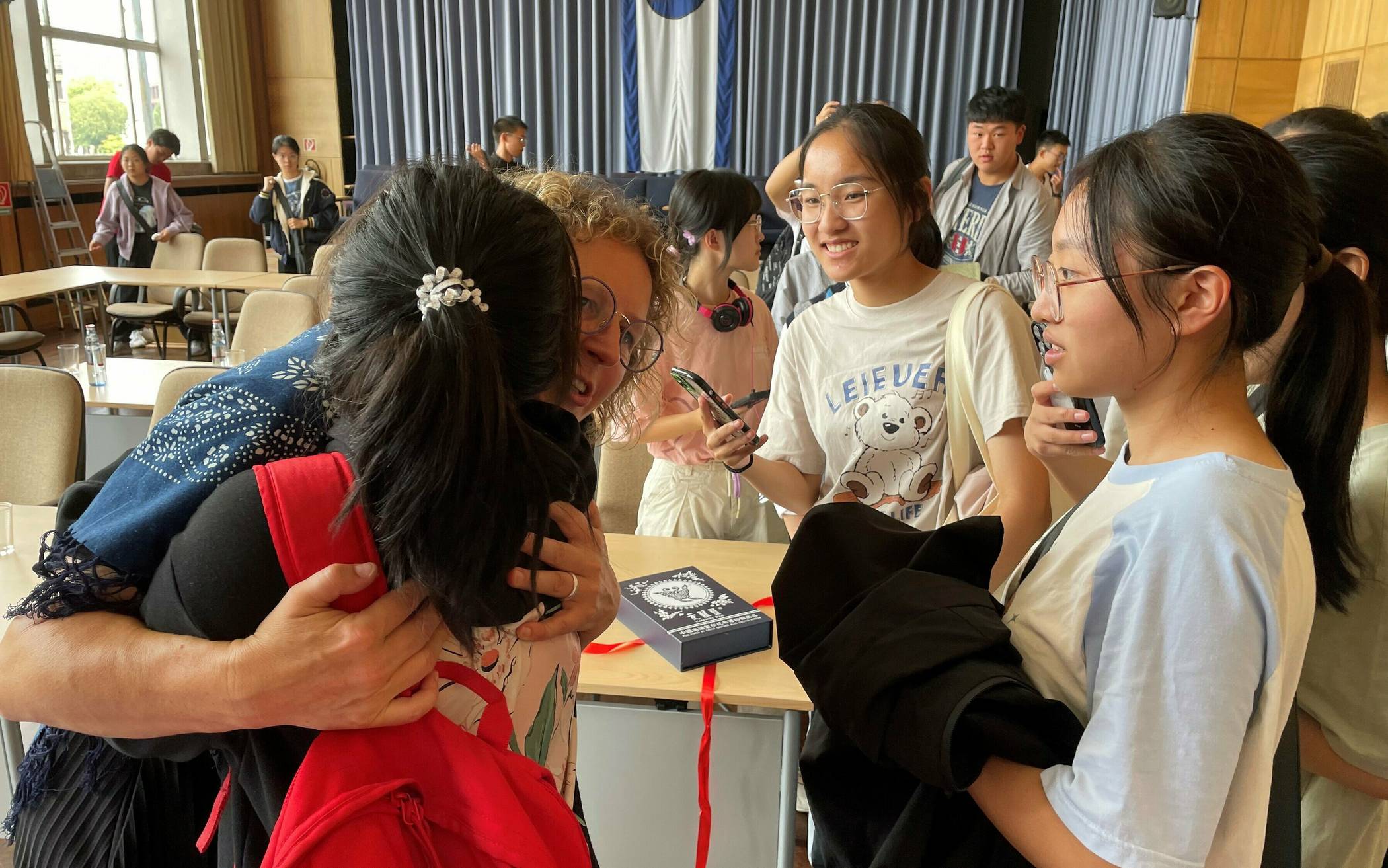 Herzliche Umarmung im Ratssaal: Chinesische Schülerinnen verabschieden sich von Bürgermeisterin Sandra Pietschmann. 