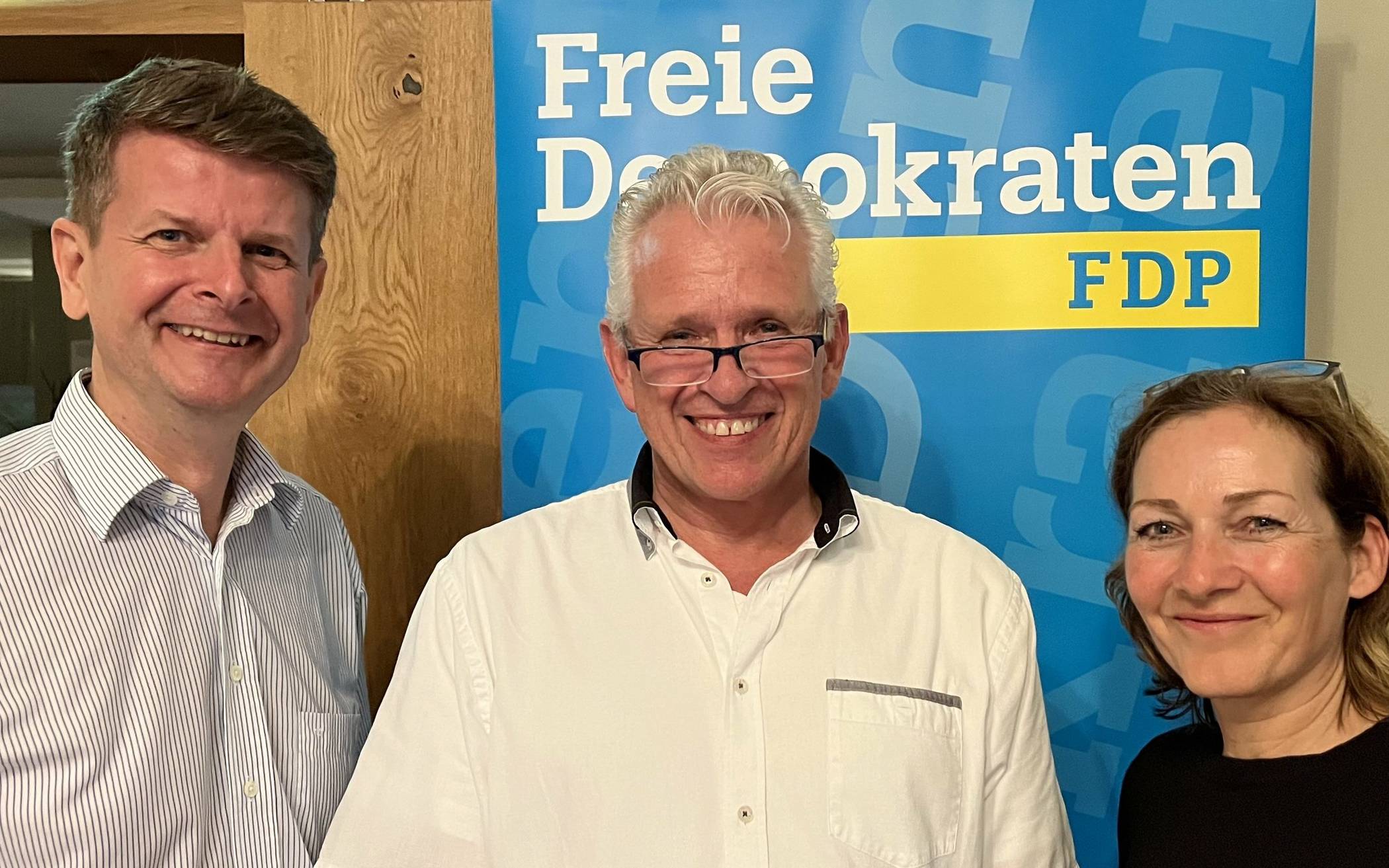  Thomas Sterz von der FDP, Regiobahn-Geschäftsführer Stefan Stach und Andrea Metz von der FDP.  