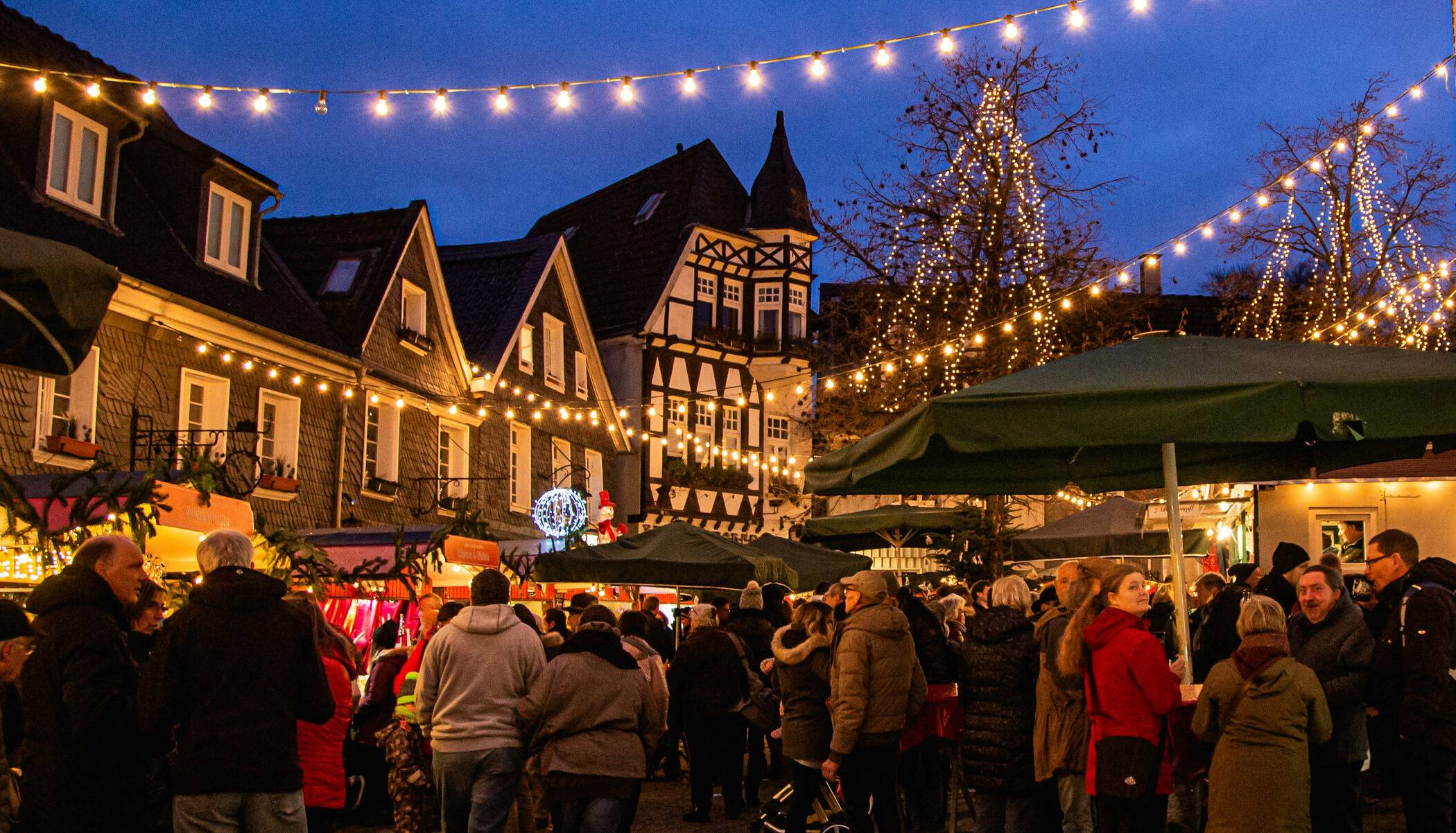  17 Tage im Lichterglanz: Der Blotschenmarkt rund um St. Lambertus lockt jedes Jahr viele tausend Besucher nicht nur aus Mettmann, sondern auch aus der Umgebung an.   