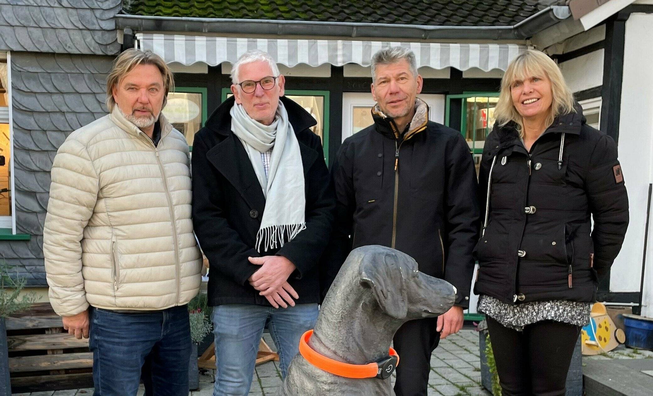  Astrid und Oliver Fredrich von den Projekthunden Deutschland (r.), Bernd Wychlacz (ME Impulse) und Frank Fitsch (l.), Betriebsleiter Bäder, freuen sich, dass auch der zweite Hundetag im Naturfreibad ein großer Erfolg war.  