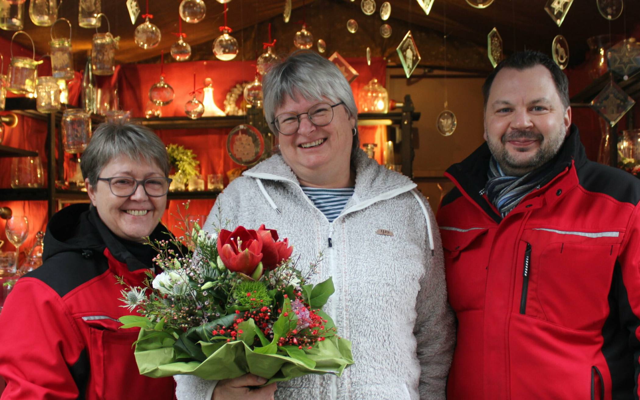 Blumen zum Abschied: Bettina Barth (links) und Florian Peters werden Margit Klammer und ihren Stand mit Glaskunst auf dem Blotschenmarkt vermissen. 