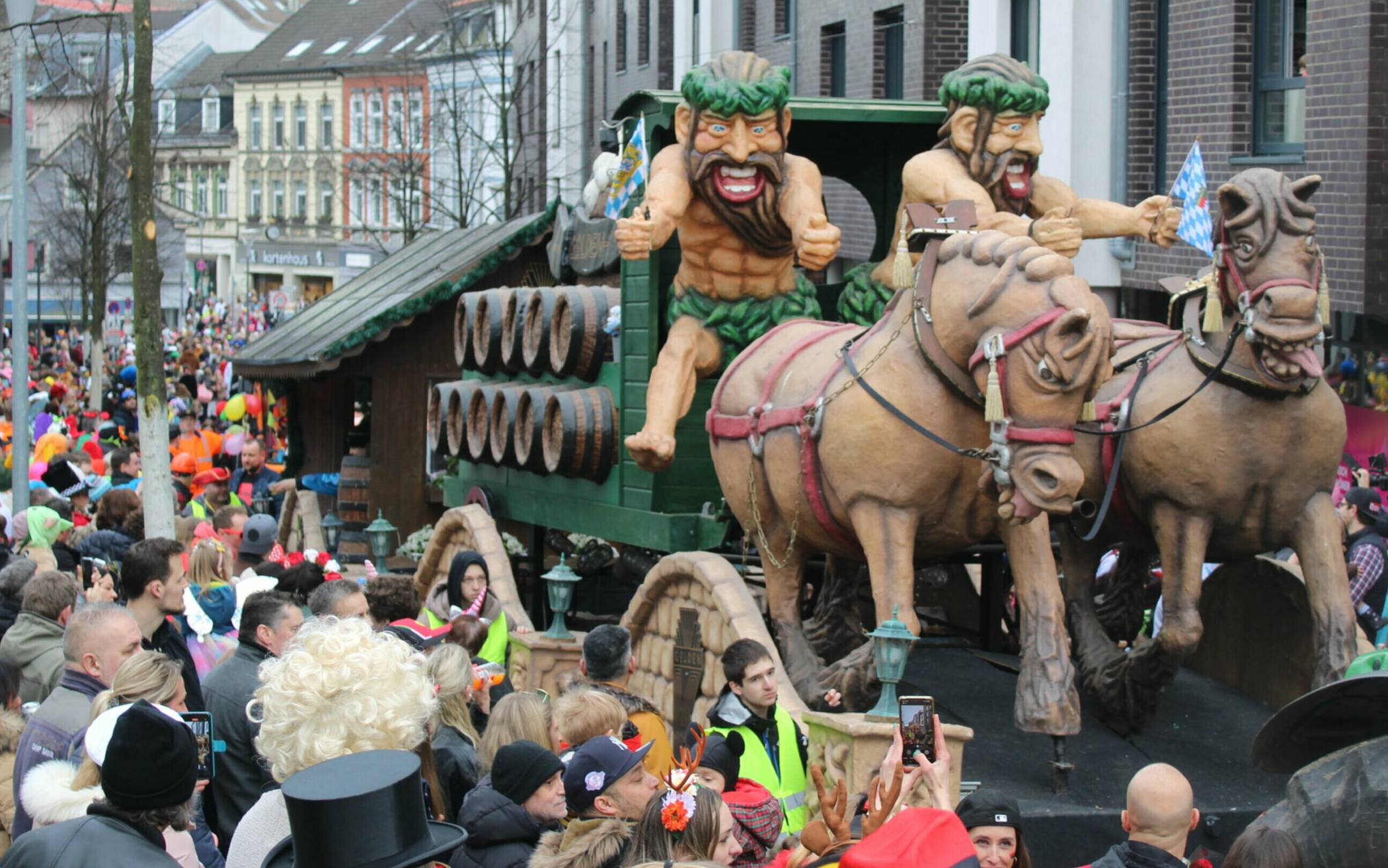  Tausende Menschen säumten die Straßen, um den Karnevalszug in Mettmann zu erleben. 