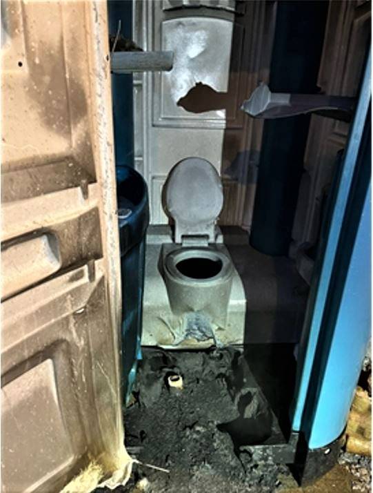 Mobile Toilettenkabine ausgebrannt