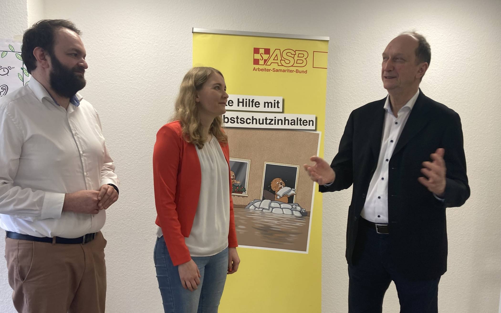 Dr. Klaus Wiener (r.) beim Arbeiter-Samariter-Bund im Gespräch mit Dominik Hohnbaum und Stefanie Einheuser.