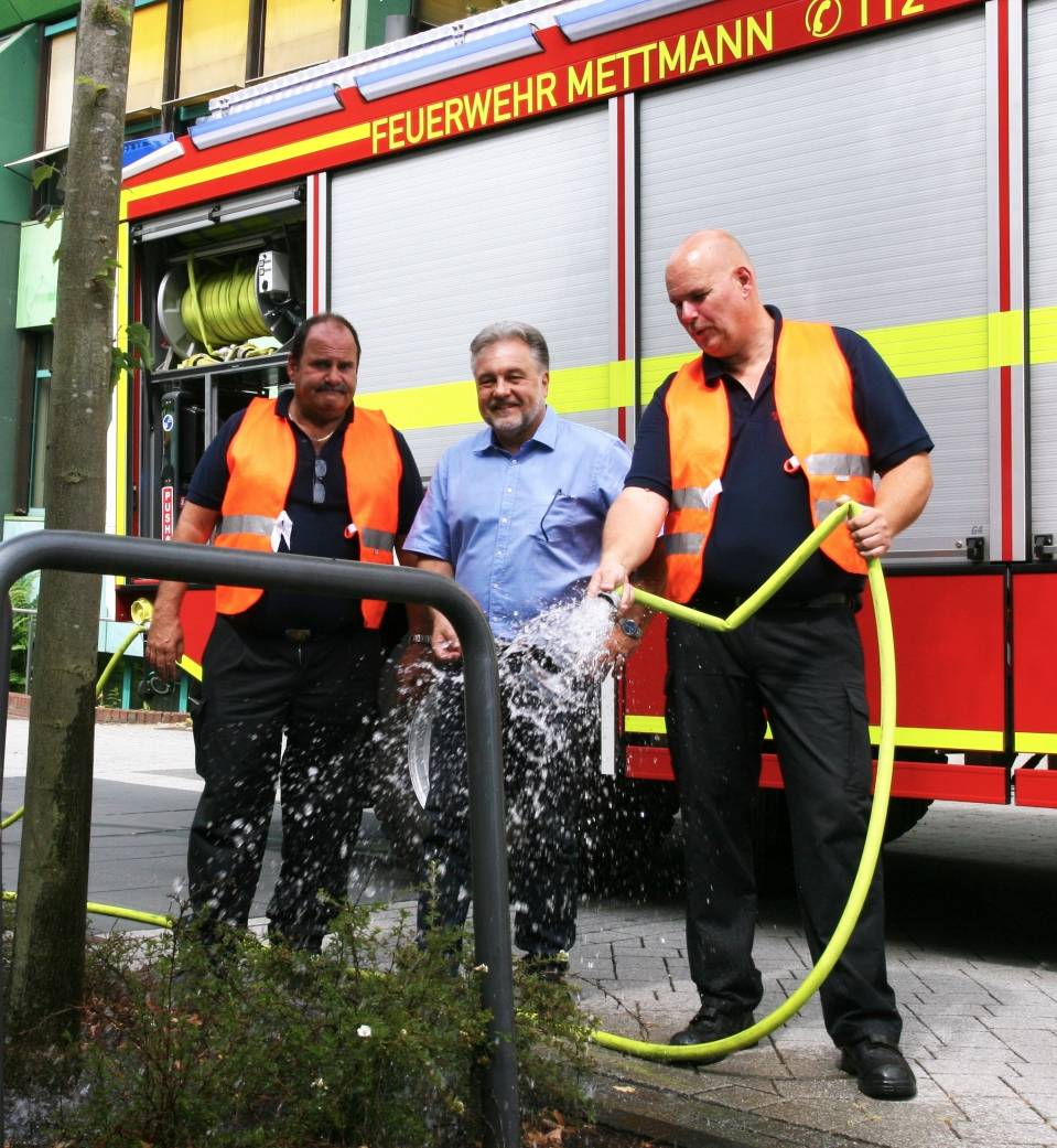 Mettmanner Feuerwehr bewässert Bäume im Stadtgebiet