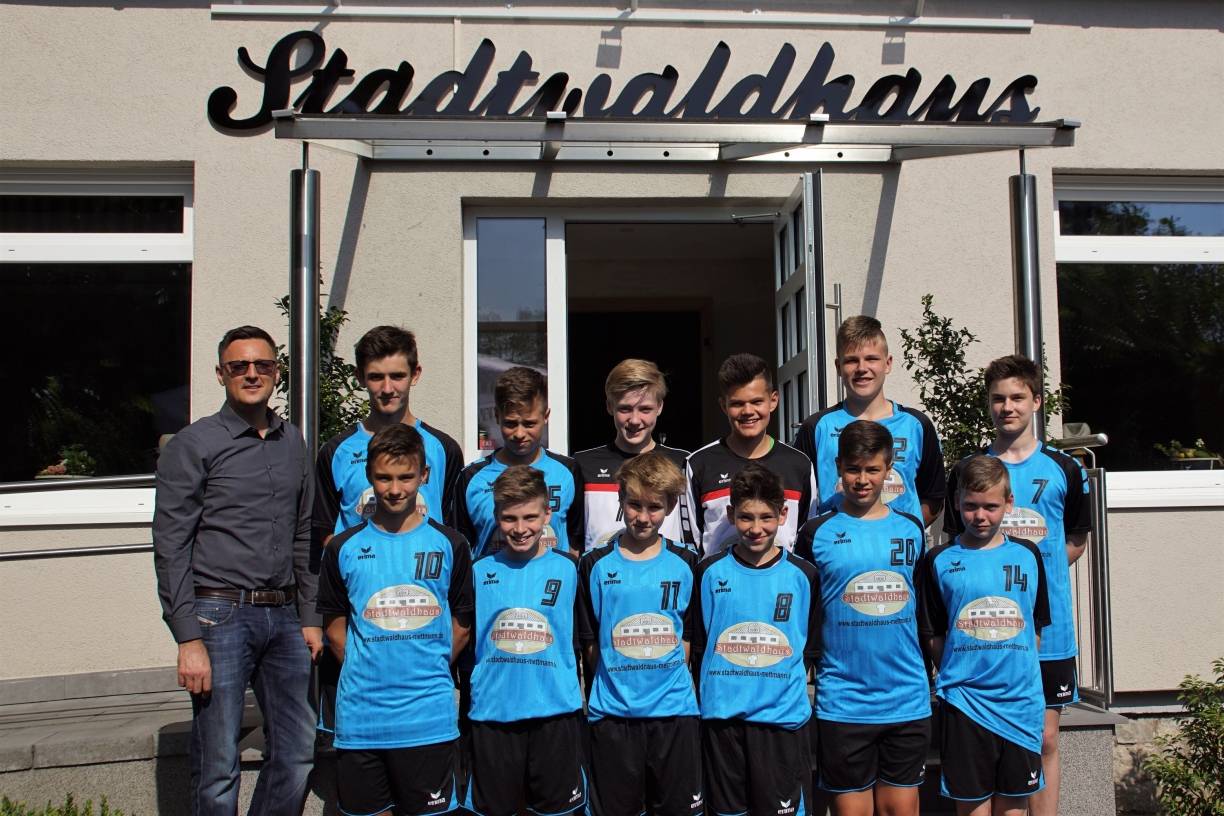 Stadtwaldhaus sponsert neue Trikots für die männliche C-Jugend