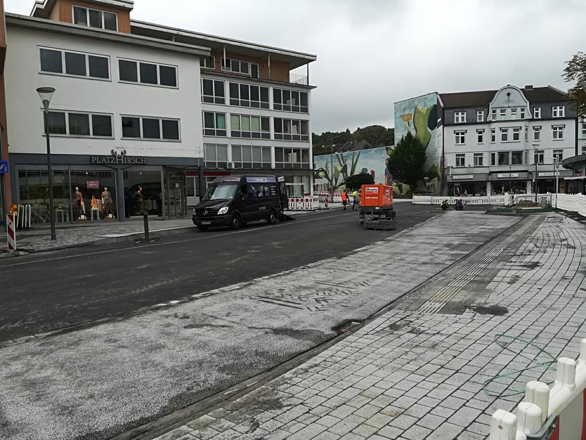 Schwarzbachstraße: Dunkler Asphalt wird aufpoliert