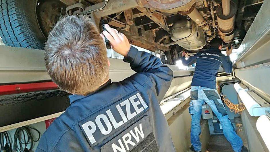 Schrottsammler mit Schrott-LKW in Mettmann unterwegs
