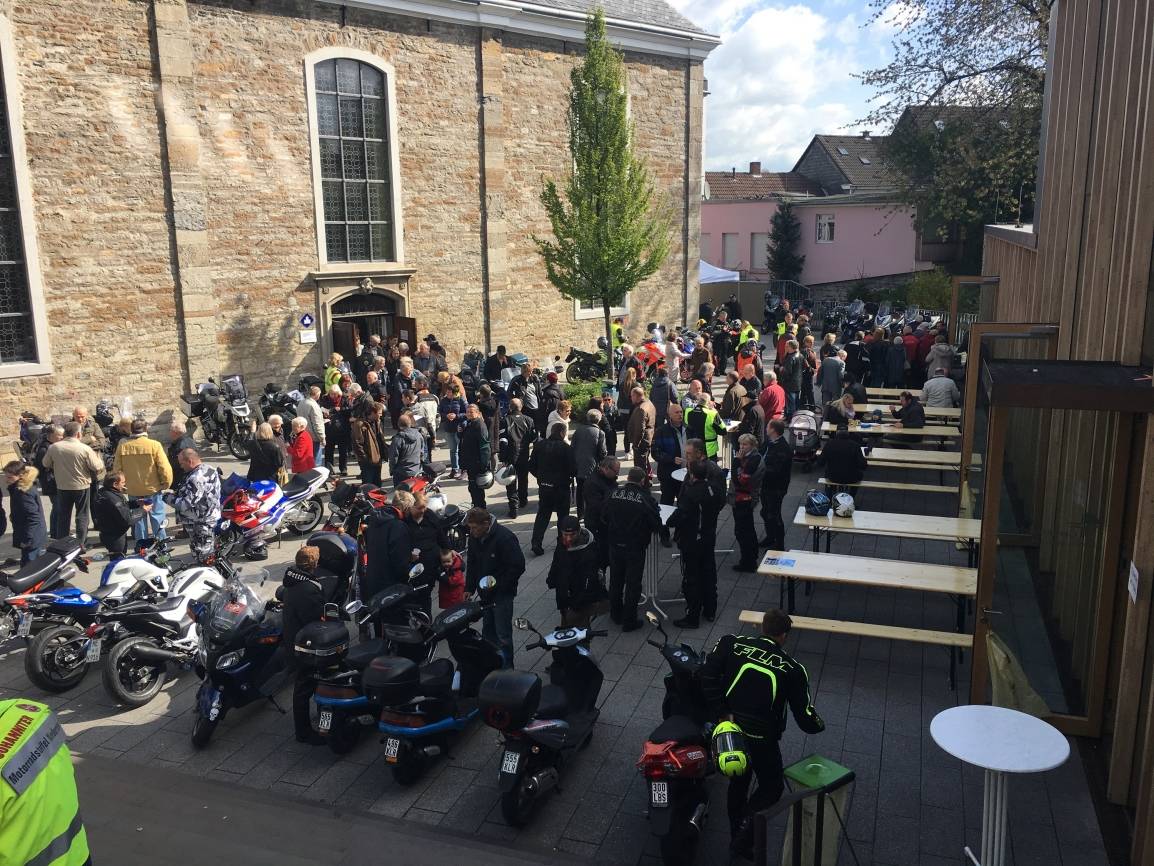 Motorradgottesdienst an der Evangelischen Kirche