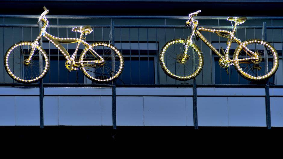 Lichträder am Krankenhaus als leuchtende Vorboten der Tour de France
