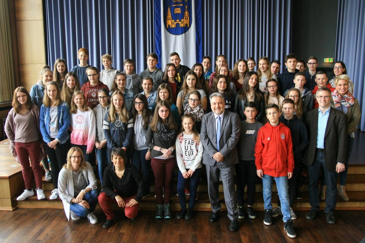 Bürgermeister Thomas Dinkelmann empfängt Schüler und Lehrer aus Laval im Rathaus