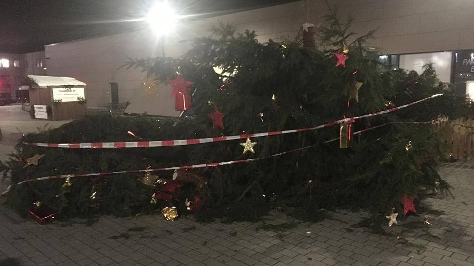 Sturm in Mettmann: Feuerwehr musste Weihnachtsbaum auf dem Königshofplatz fällen