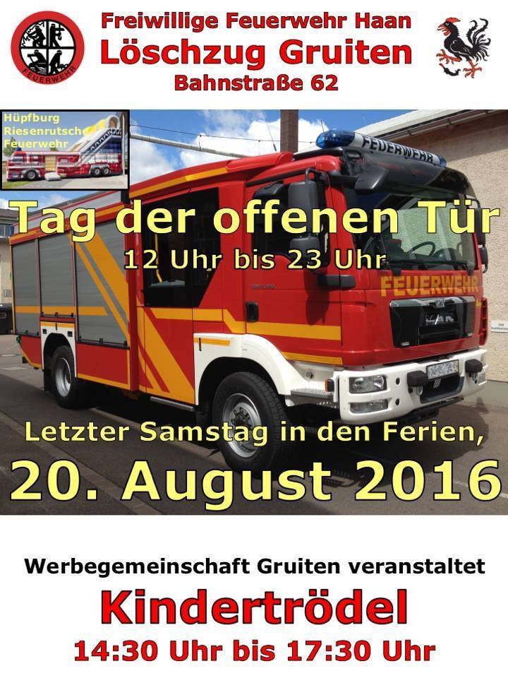 Riesige Feuerwehrfahrzeug-Hüpfburg beim Tag der offenen Tür