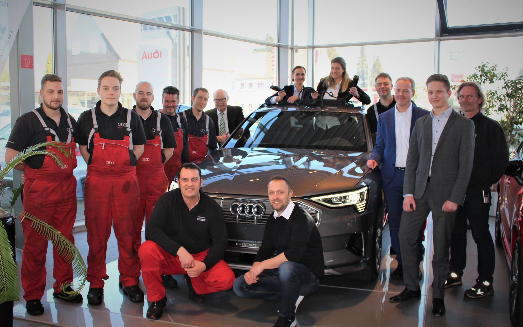  Das Team von Audi Gottfried Schultz in Mettmann präsentiert den neuen e-tron. 