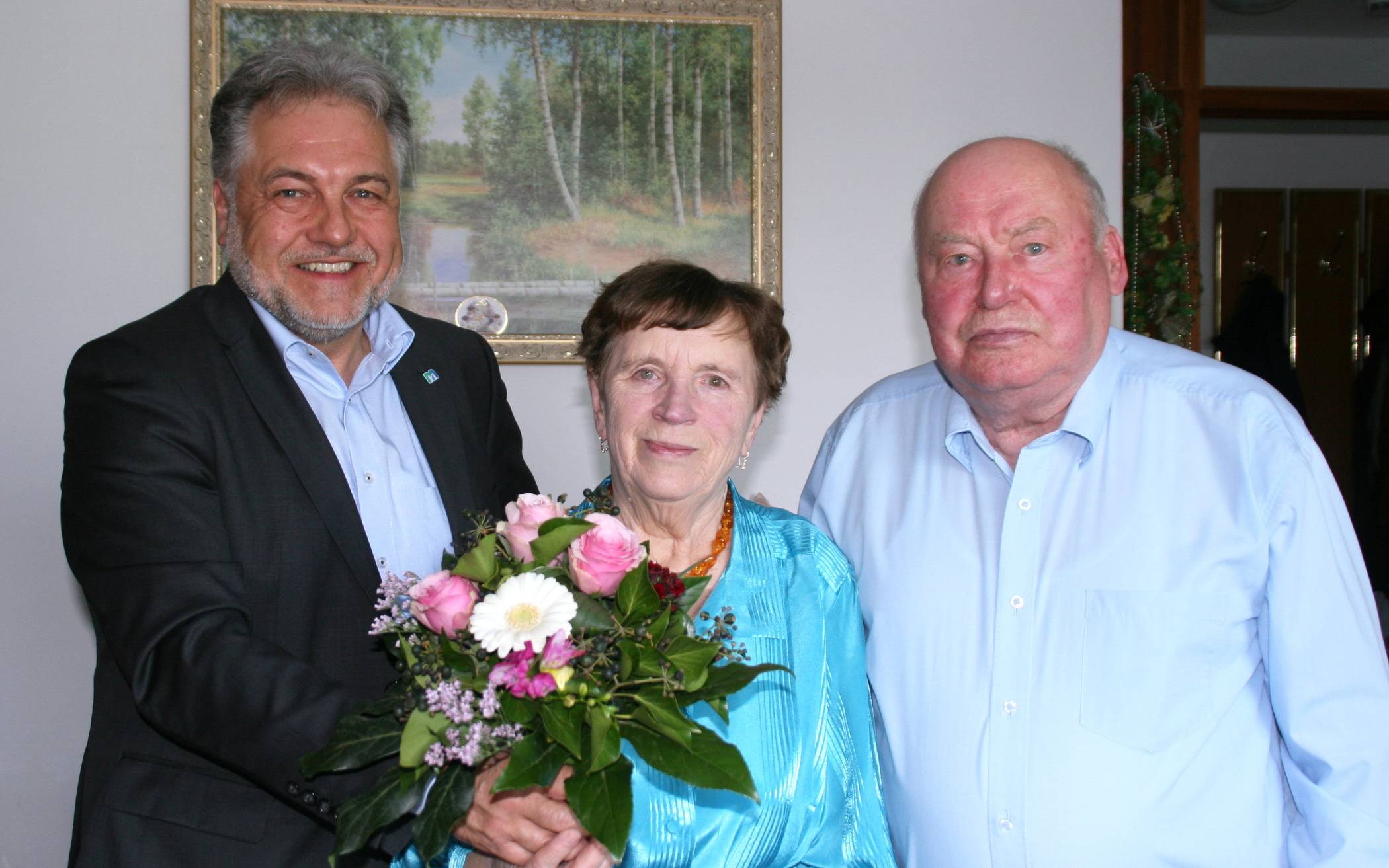 Bürgermeister Thomas Dinkelmannn gratuliert Martha und Johannes Miller zum 60. Hochzeitstag. 