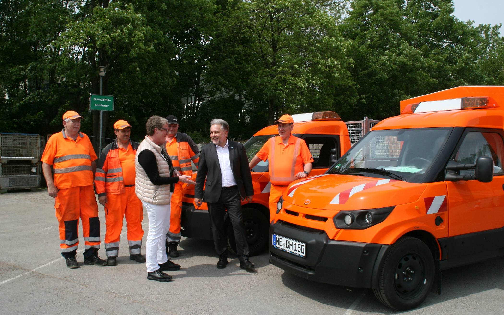  Der Mettmanner Baubetriebshof ist für die Abfallentsorgung in Mettmann zuständig. Auf unserem Archivbild übergibt Bürgermeister Dinkelmann die neuen E-Fahrzeuge an die Mitarbeiter.  