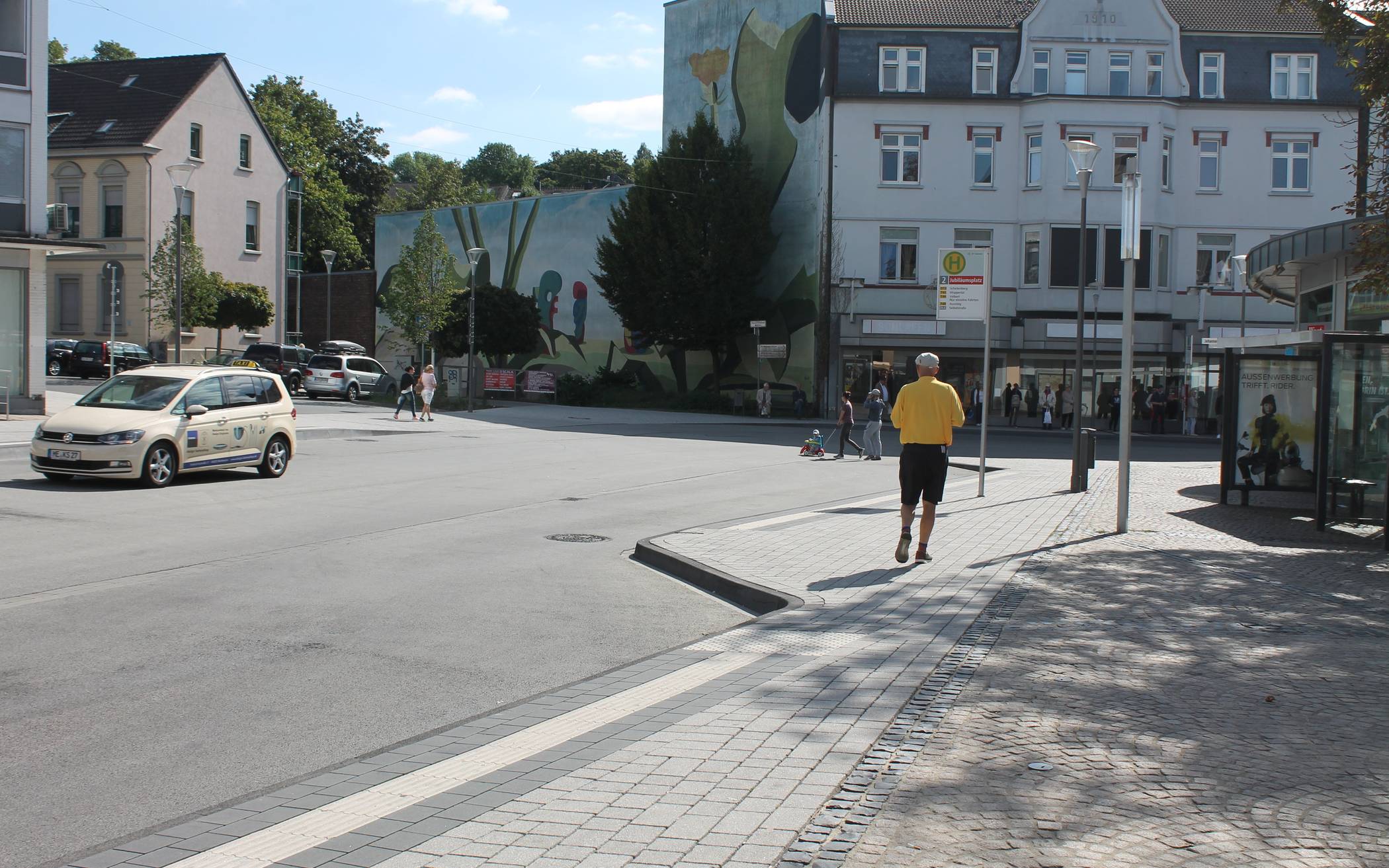  Die Johannes-Flintrop-Straße (links) vom Jubiläumsplatz aus gesehen. Ginge es nach der SPD, wird sie hier wieder für den Verkehr frei gegeben, ebenso wie die Breite Straße. 
