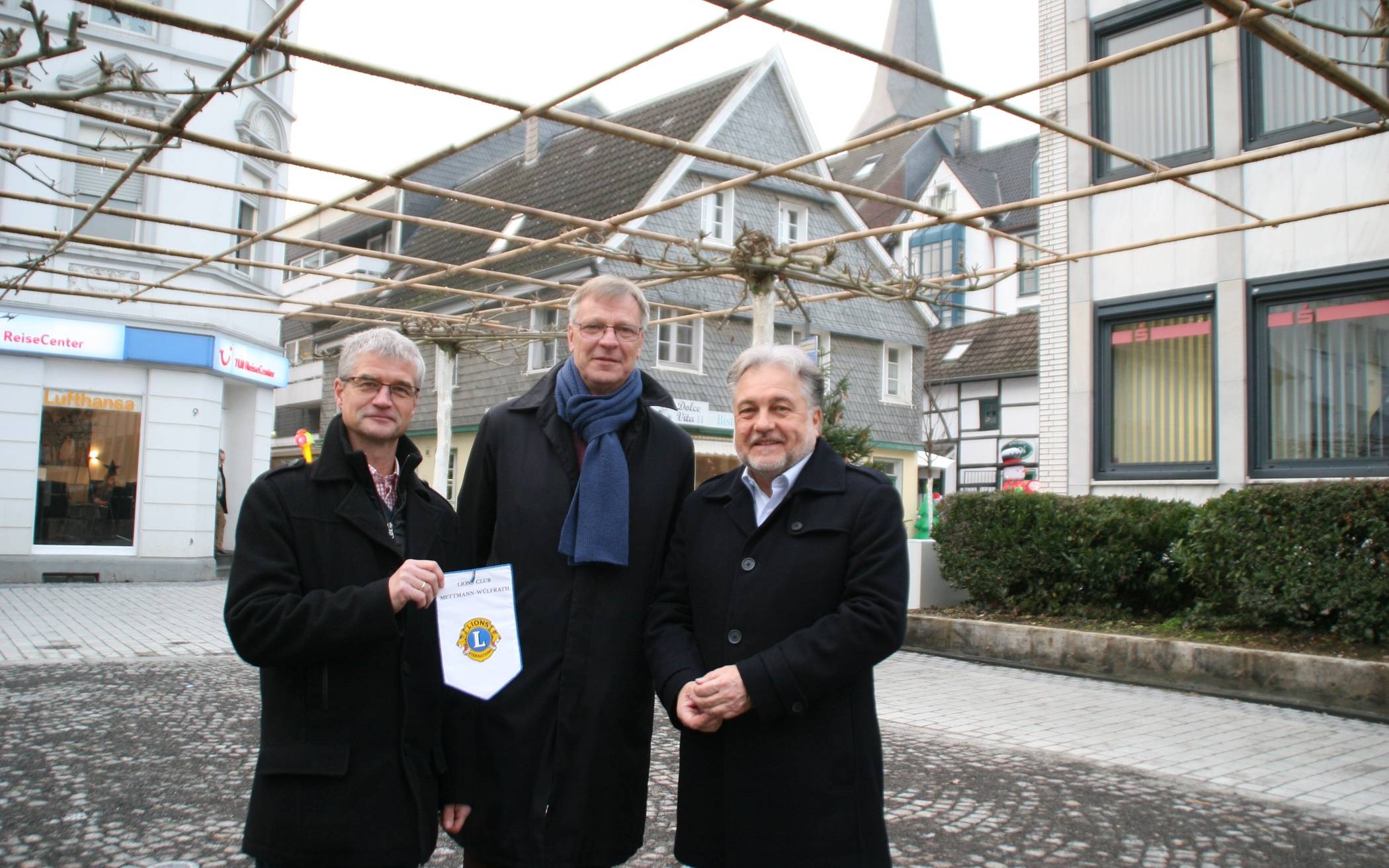  Lions-Präsident Reinhard Kliss, Activity-Beauftragter Jürgen Jülich und Bürgermeister Thomas Dinkelmann am fertiggestellten Platanendach an der Mühlenstraße. 