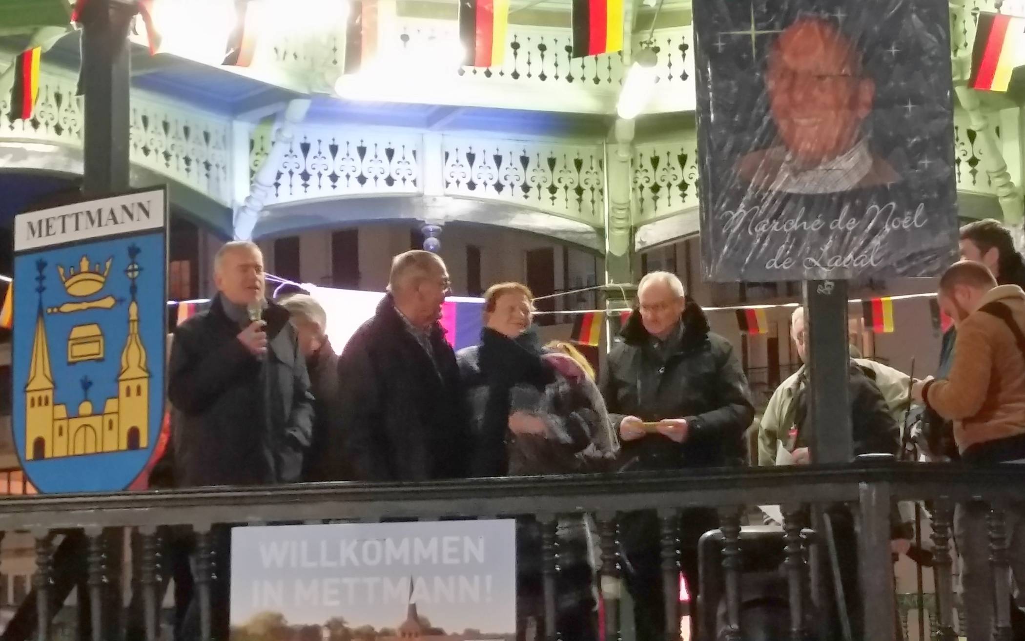  Lavals Bürgermeister Francois Zocchetto (l.) würdigte die Verdienste Peter Langbehns (2. v. l.) während der Eröffnung des Weihnachtsmarktes am 12. Dezember.  