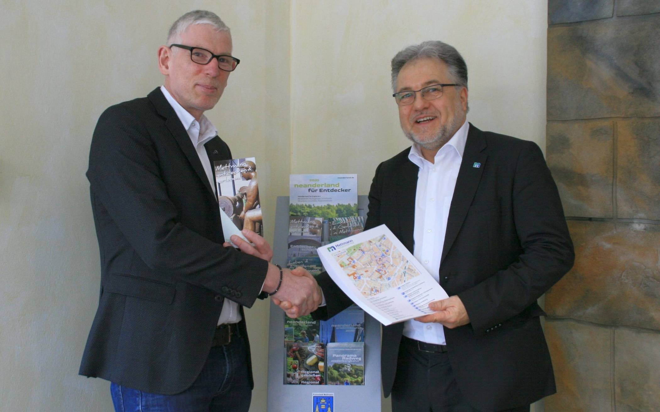  Bürgermeister Thomas Dinkelmann bedankt sich bei Bernd Wychlacz, der die städtische Tourist-Info in seinem Reisebüro untergebracht hat. 