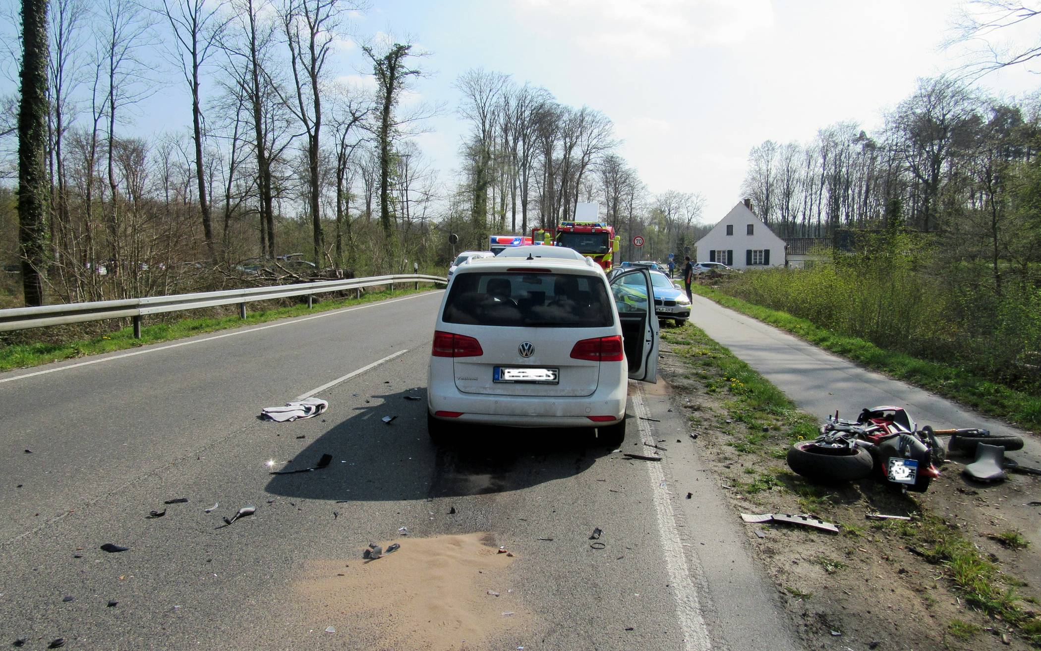 Motorradfahrer tödlich verunglückt: 20-Jähriger prallt frontal gegen VW Touran