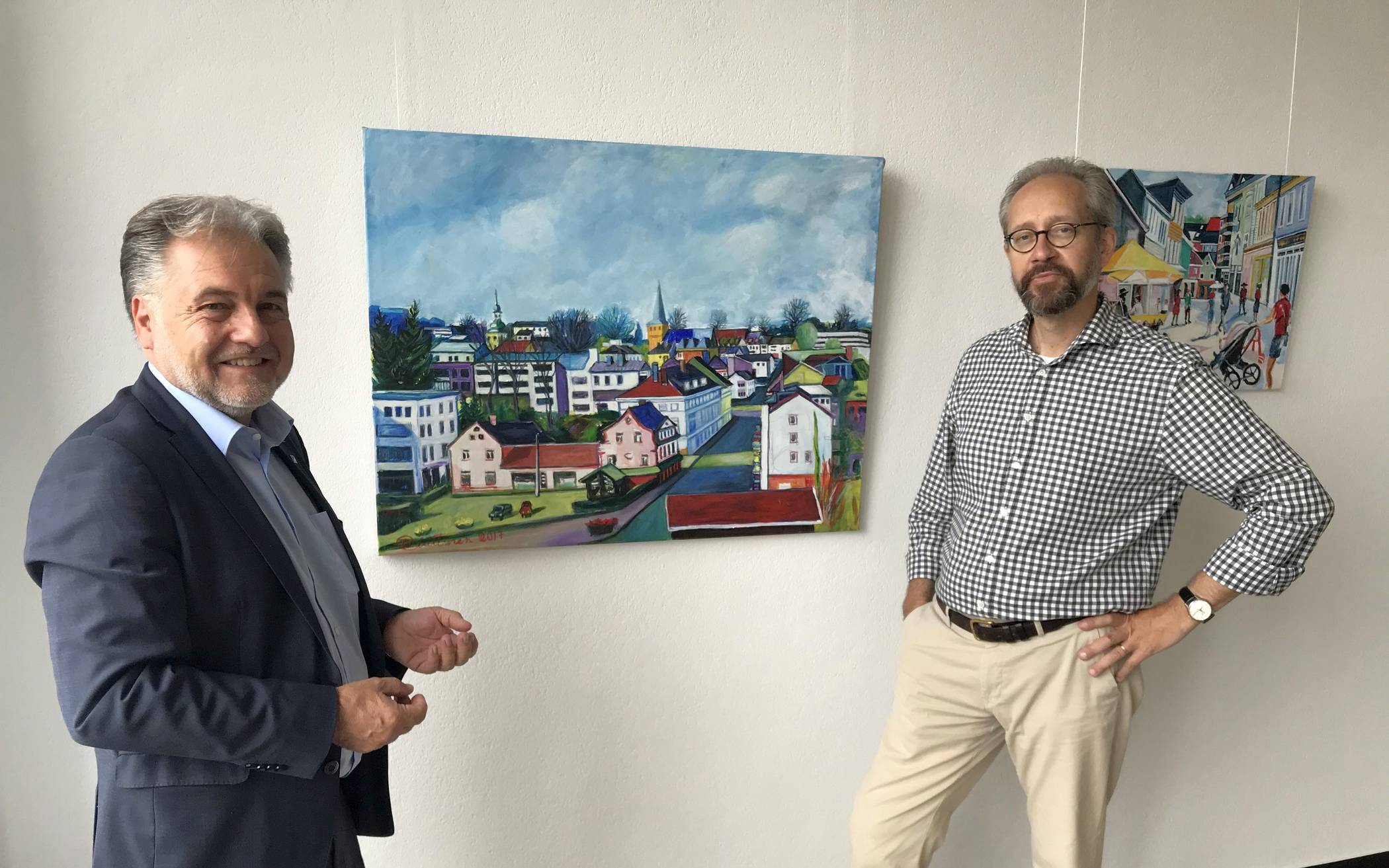  Bürgermeister Thomas Dinkelmann und Sami Luttinen bei einem Rundgang durch die kleine Ausstellung im Rathaus.  