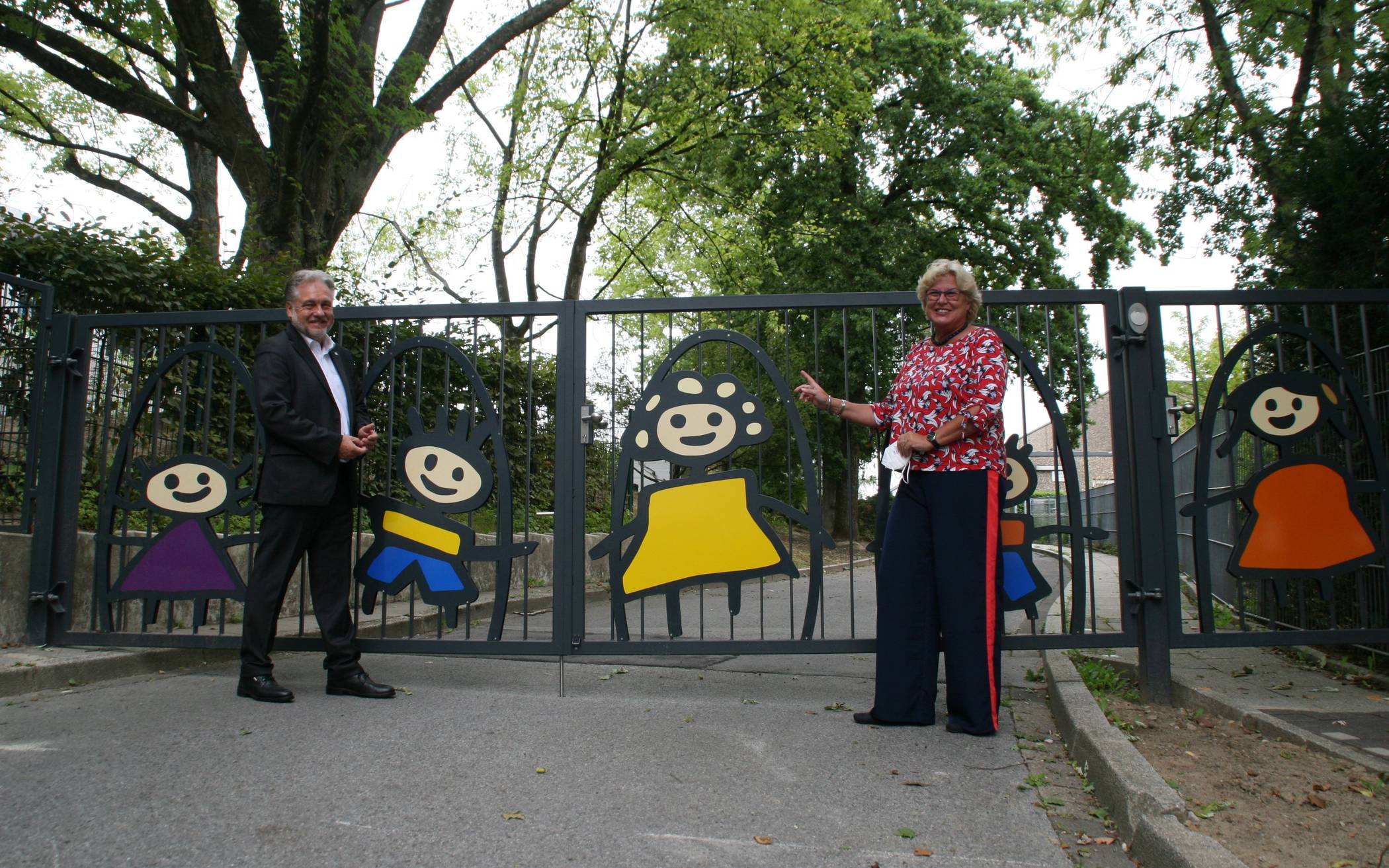 Schulleiterin Birgit Krohm zeigt Bürgermeister Thomas Dinkelmann die Figur am neuen Tor, in der die Schüler sie erkannt haben. 