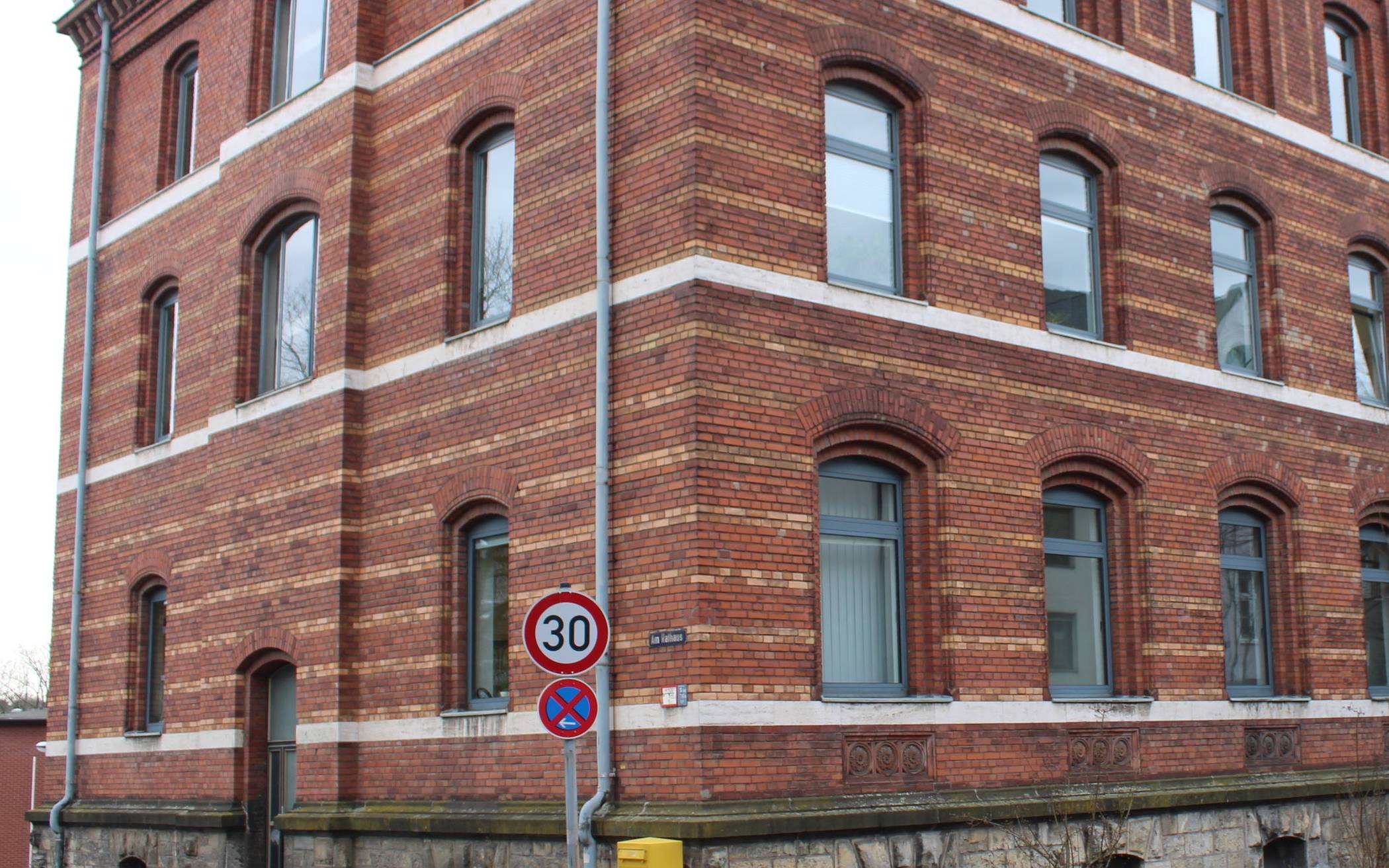  Einige Maßnahmen sollen die Verkehrssituation rund um das Rathaus entschärfen: Hier wurde die Höchstgeschwindigkeit auf 30 km/h begrenzt. 