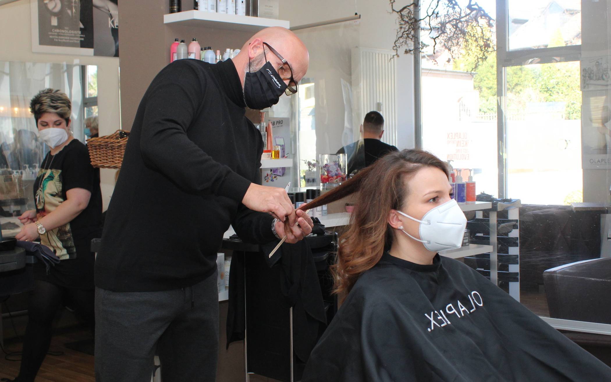  Nach zehn Wochen Pause wieder bei der Arbeit: Friseur-Meister Axel Heinrichs in seinem Salon am Karpendeller Weg. 