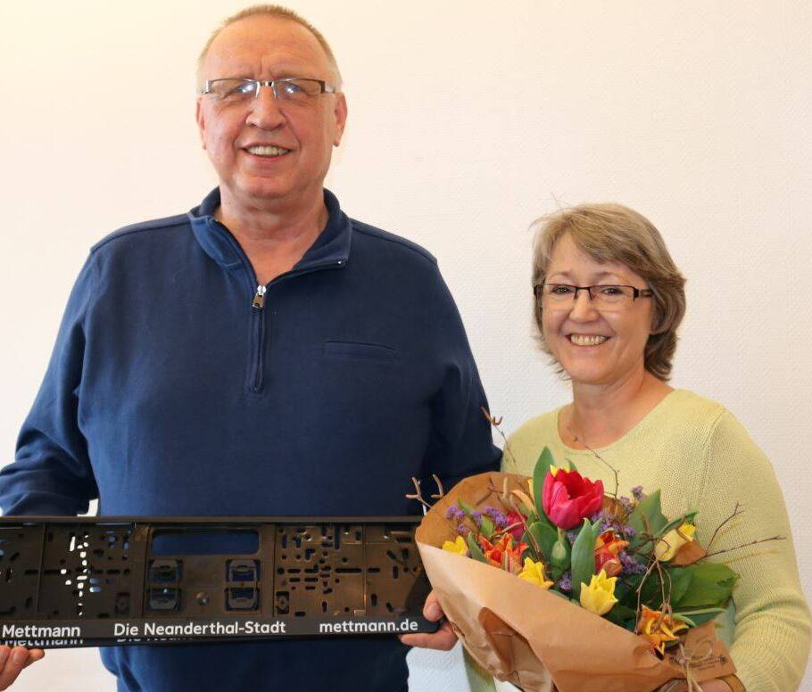  Rudi und Bettina Barth waren auf Einladung von Bürgermeisterin Sandra Pietschmann im Rathaus. Sie dankte dem Einsatzleiter des Baubetriebshofs für seine vielen Dienstjahre in der Stadtverwaltung und überreichte zum Abschied Blumen und einen neuen Kennzeichenhalter fürs Auto mit der Aufschrift „Mettmann - Die Neanderthal-Stadt“. 