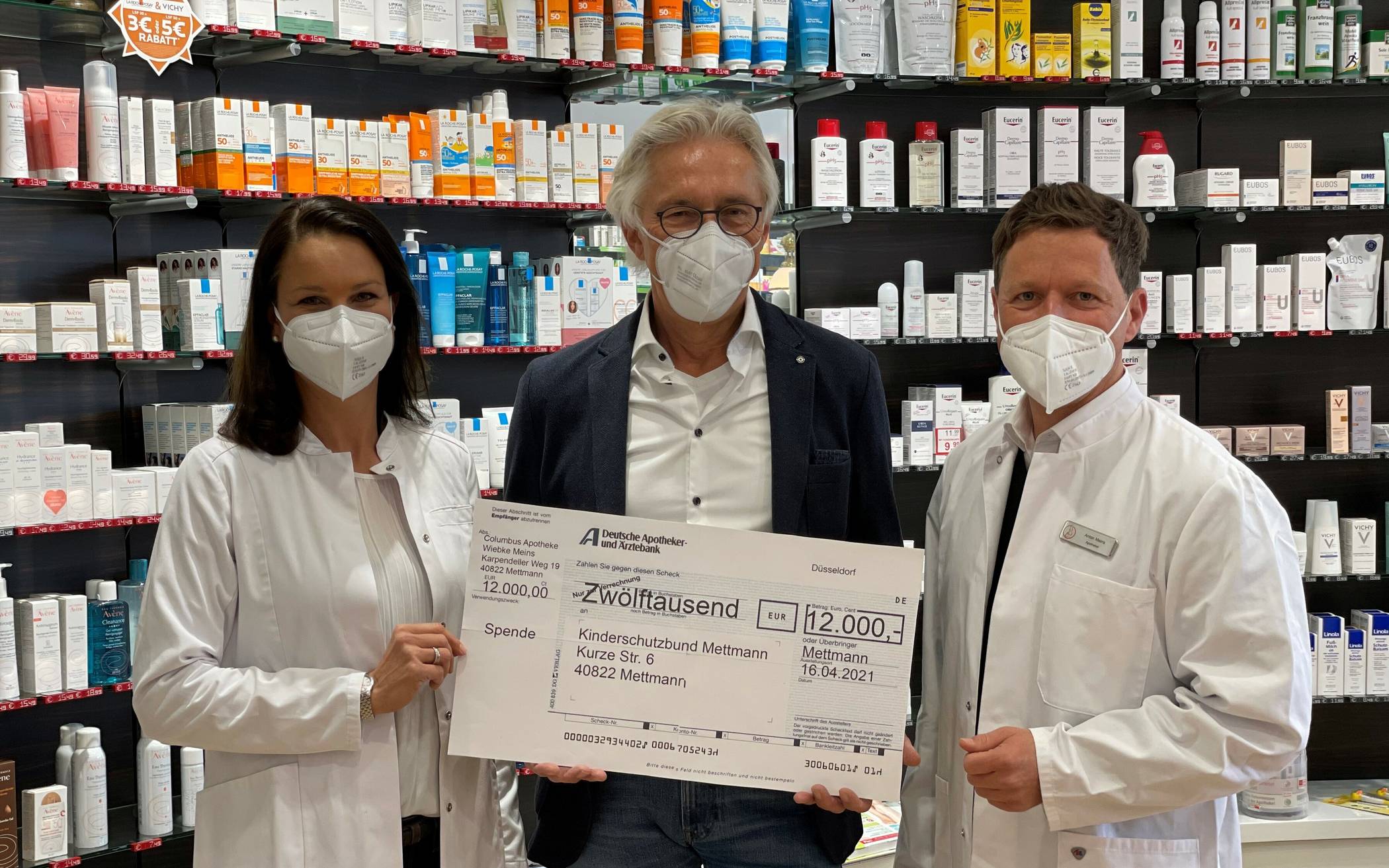  Spende an den Kinderschutzbund von 12000 Euro: (v.li.) &nbsp;Wiebke und Anton Meins (außen) zusammen mit Dr. Jürgen Winkelmann (Vorstand des Kinderschutzbundes Mettmann, Mitte). 